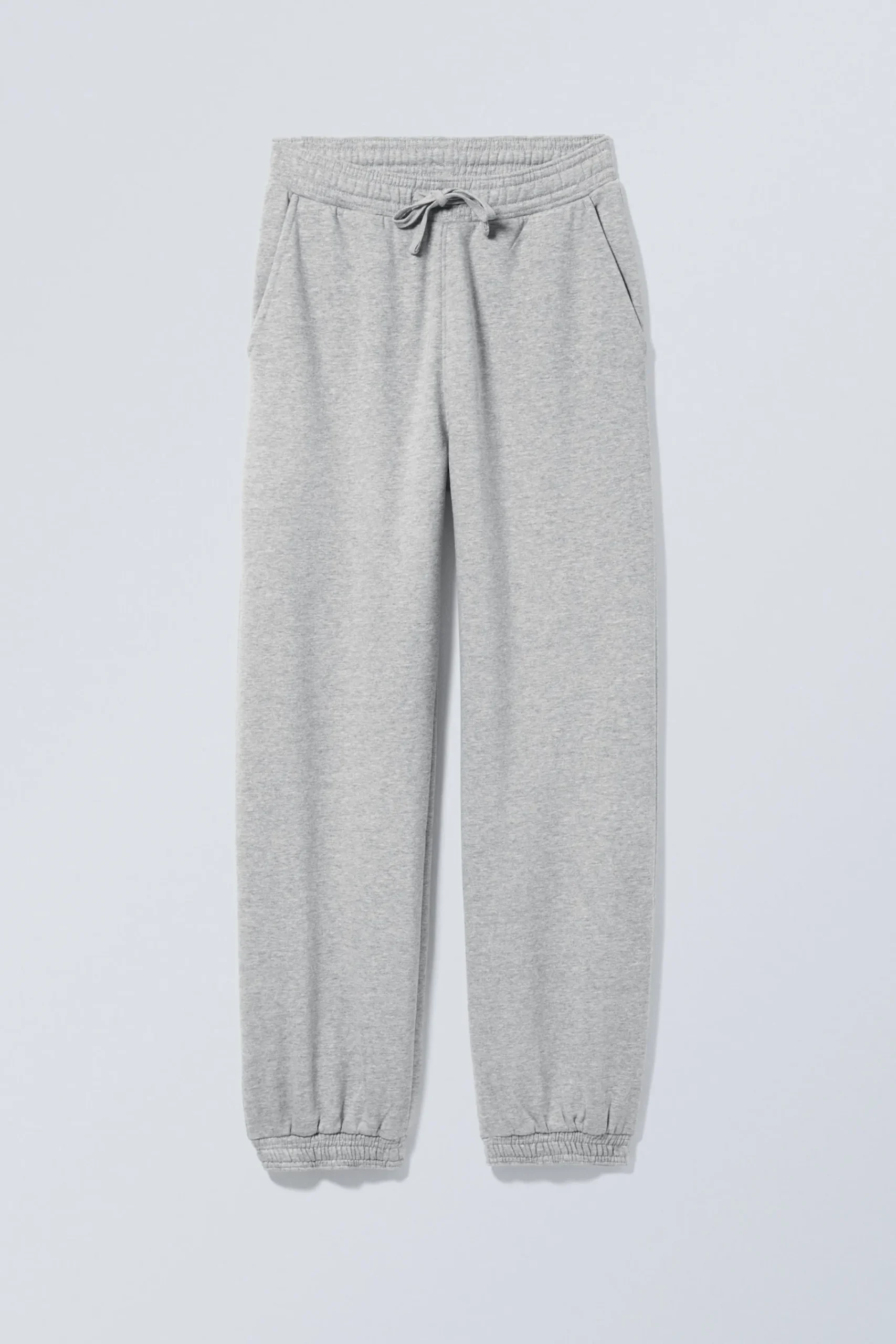 avslappnade_kraftiga_sweatpants_2.webp Weekday Byxor<AVSLAPPNADE KRAFTIGA SWEATPANTS