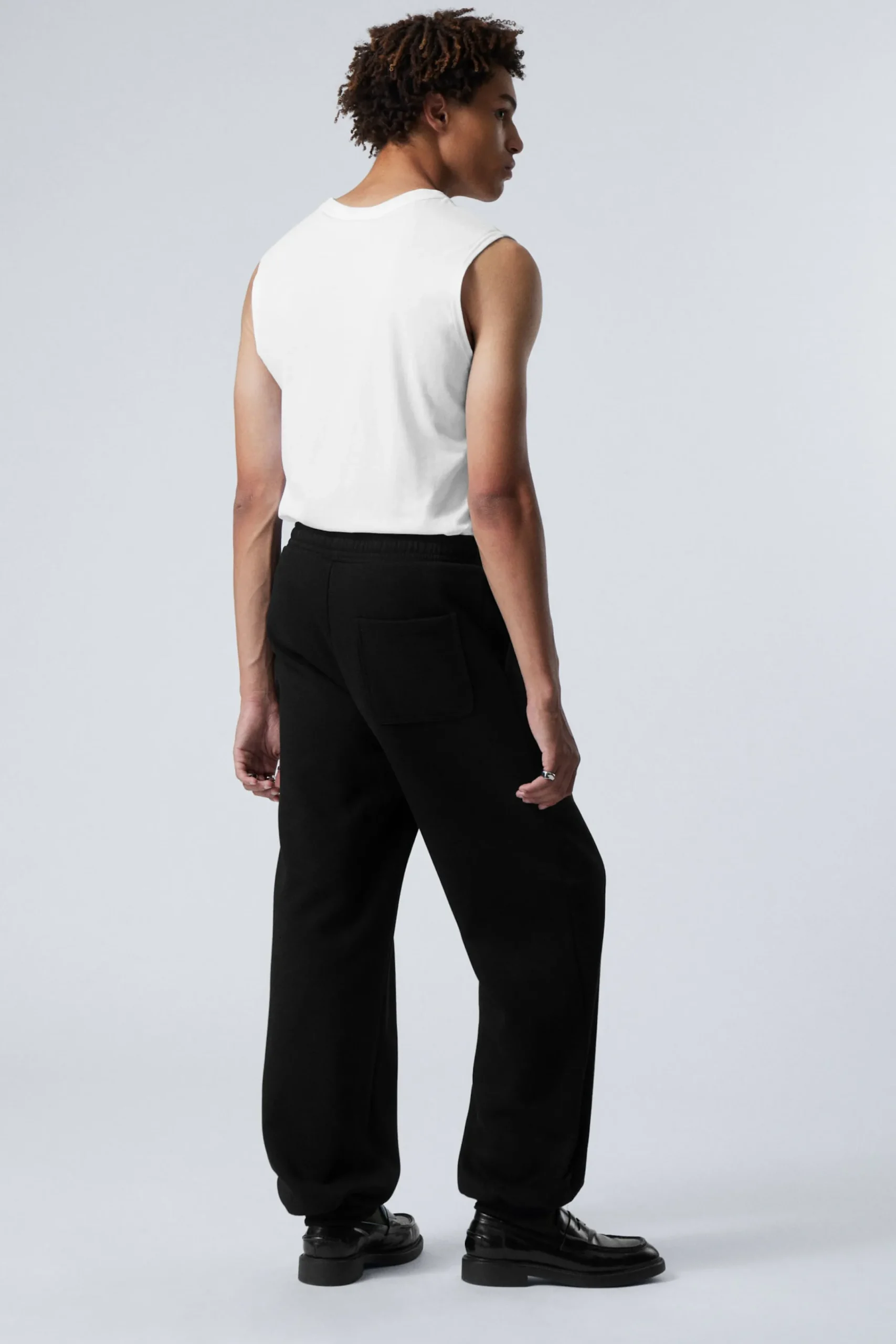 avslappnade_kraftiga_sweatpants_3-1.webp Weekday Basplagg | Byxor<AVSLAPPNADE KRAFTIGA SWEATPANTS