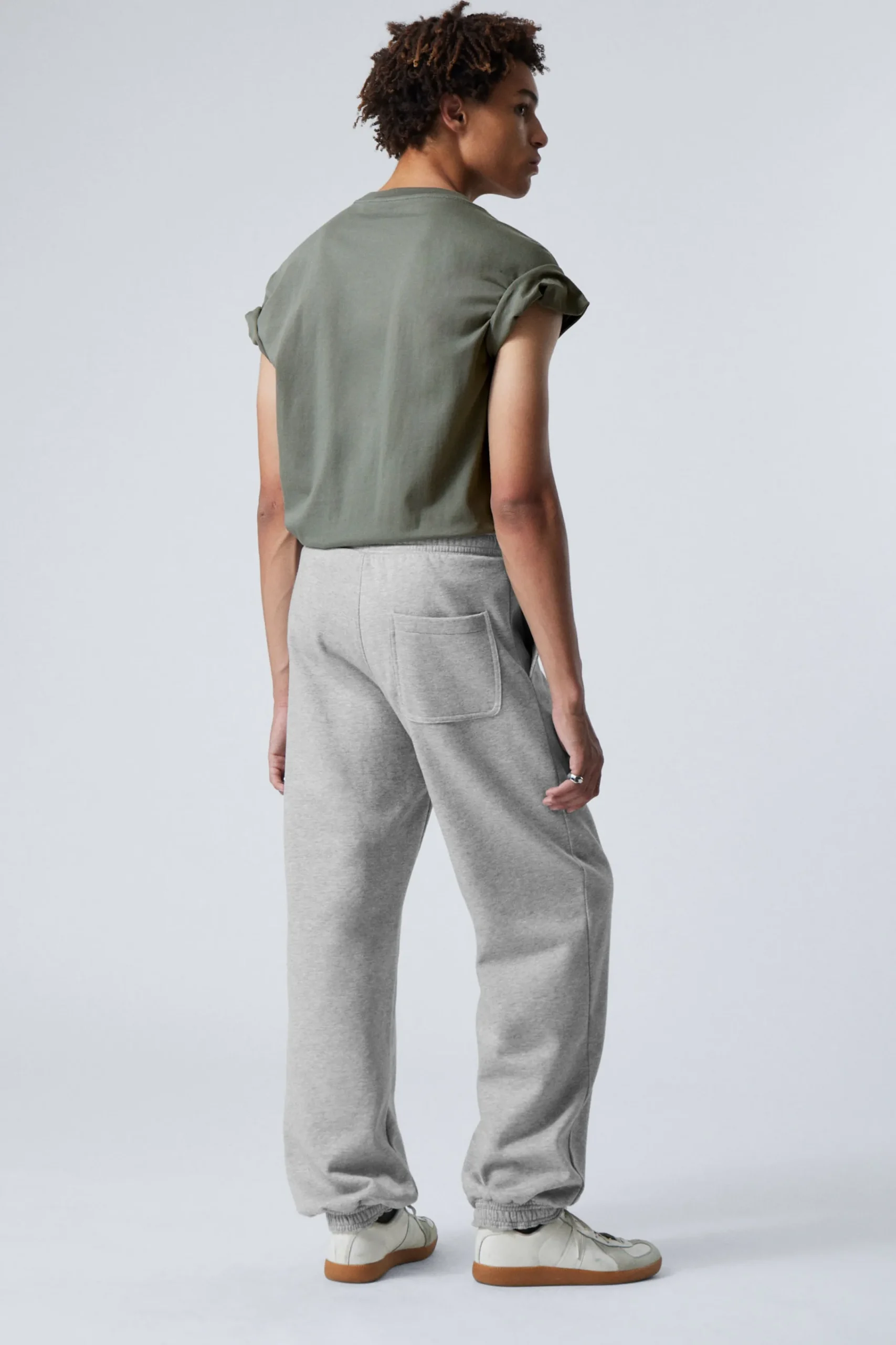 avslappnade_kraftiga_sweatpants_3.webp Weekday Byxor<AVSLAPPNADE KRAFTIGA SWEATPANTS