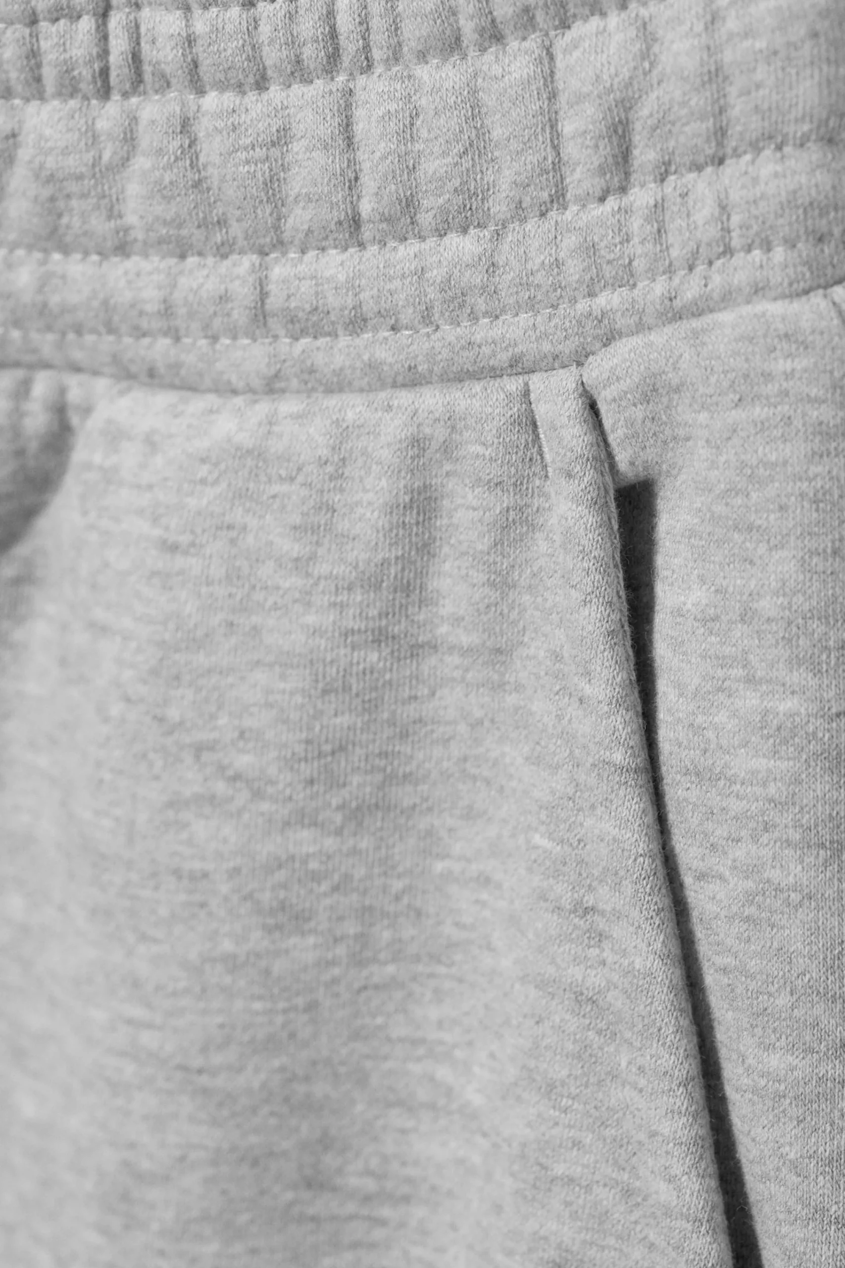 avslappnade_kraftiga_sweatpants_4.webp Weekday Byxor<AVSLAPPNADE KRAFTIGA SWEATPANTS