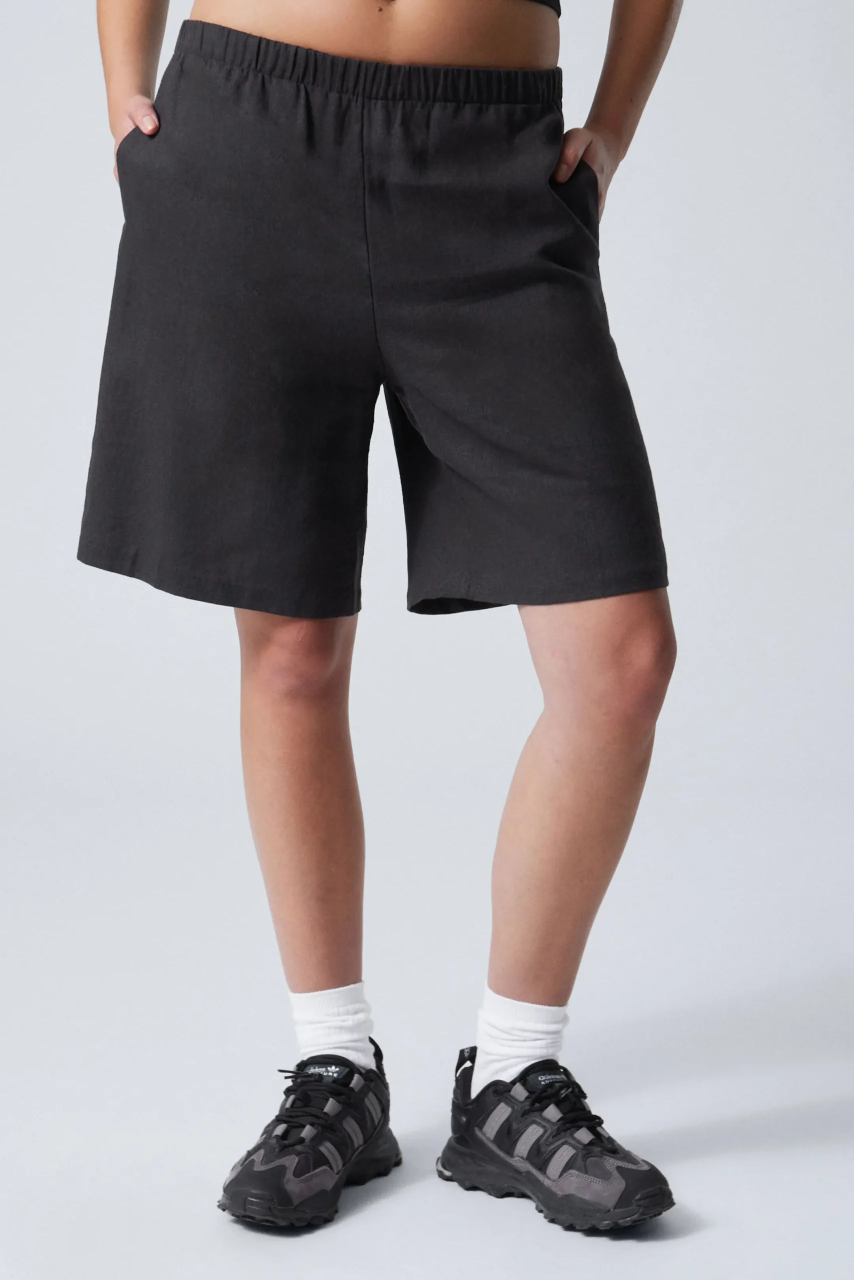 Weekday Shorts<AVSLAPPNADE SHORTS I LINNEBLANDNING