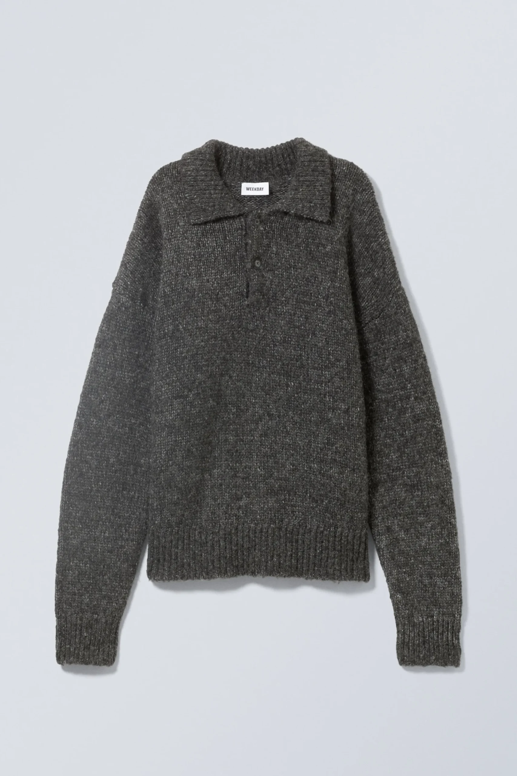 bobby_relaxed_knitted_polo_sweater_3-1.webp Weekday Stickat<BOBBY RELAXED KNITTED POLO SWEATER