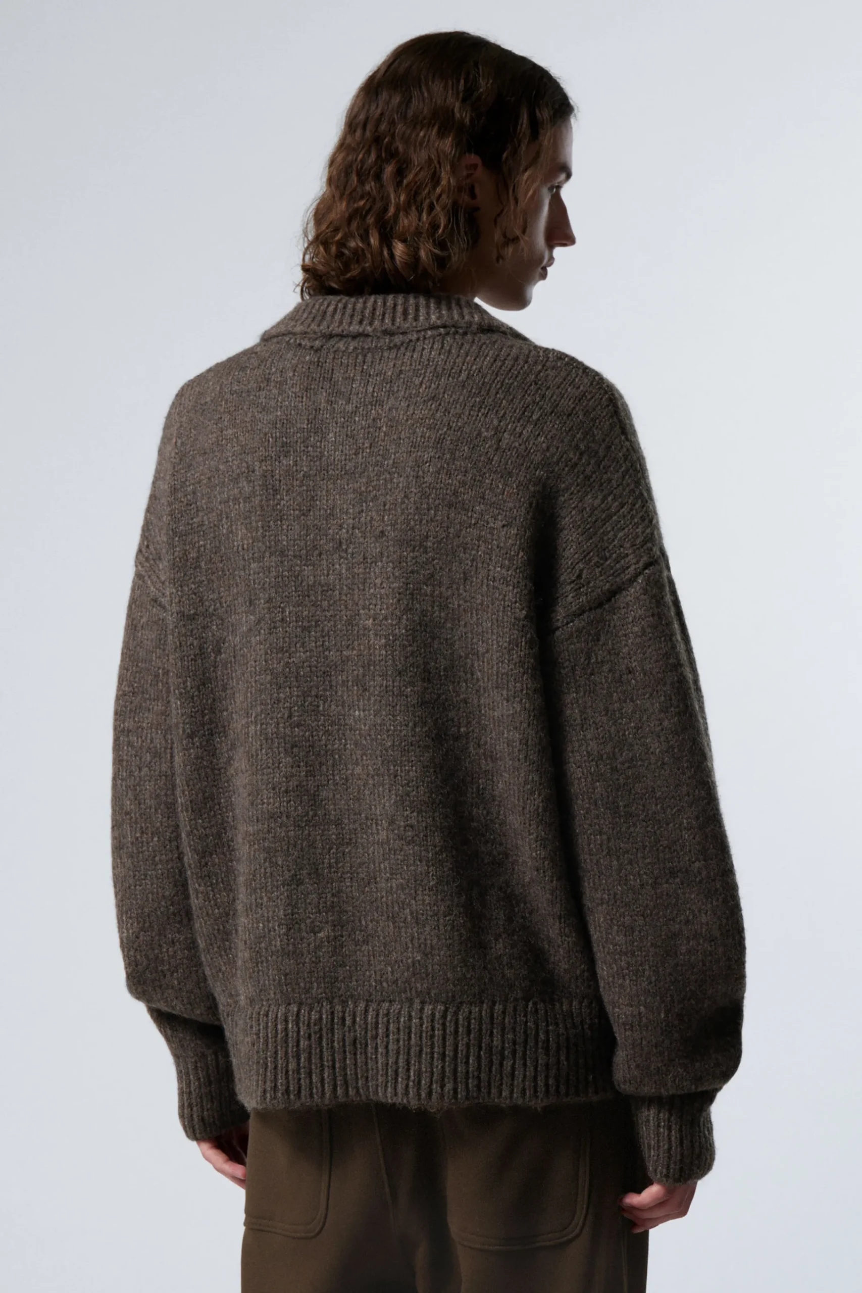 bobby_relaxed_knitted_polo_sweater_3.webp Weekday Stickat<BOBBY RELAXED KNITTED POLO SWEATER