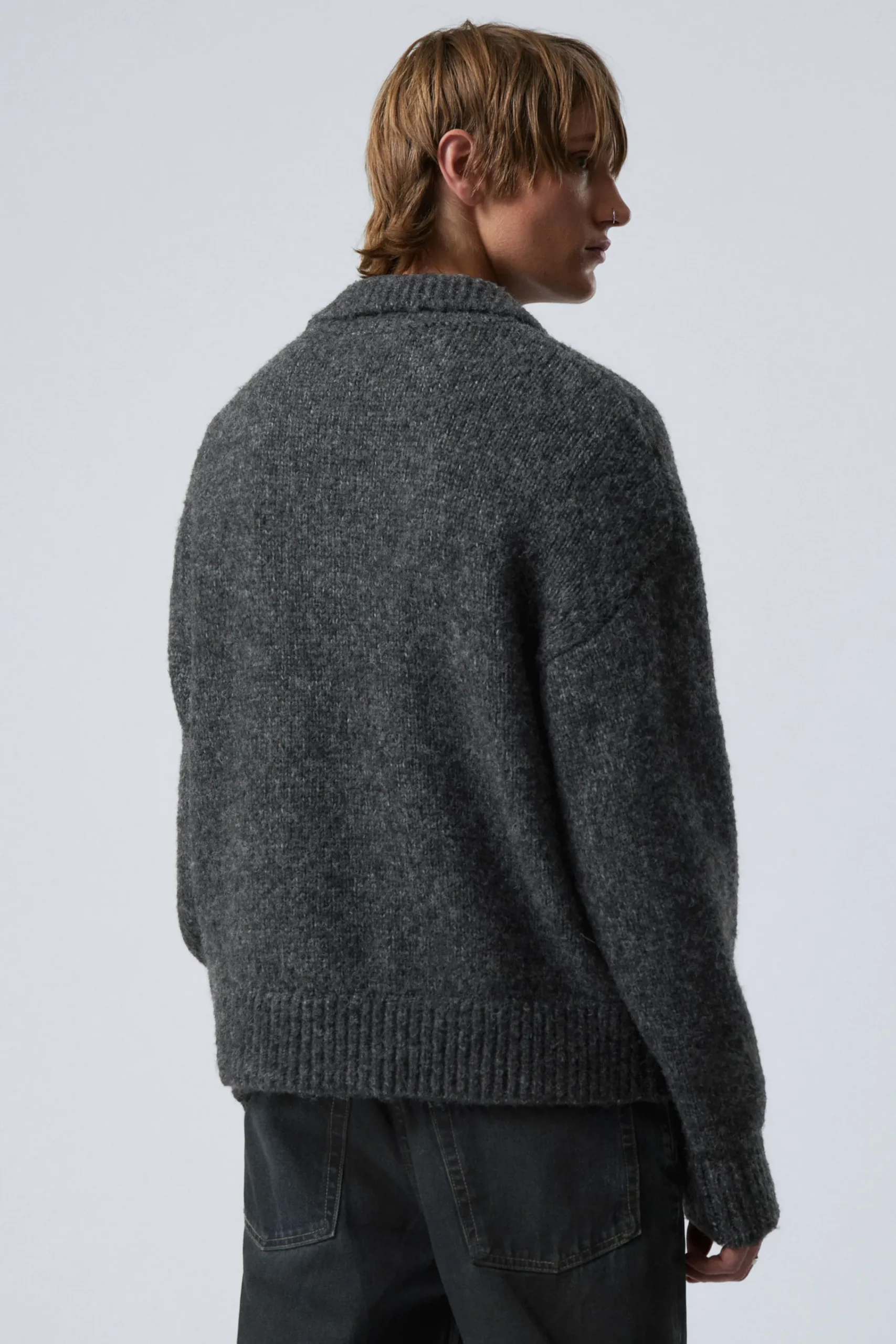 bobby_relaxed_knitted_polo_sweater_4.webp Weekday Stickat<BOBBY RELAXED KNITTED POLO SWEATER