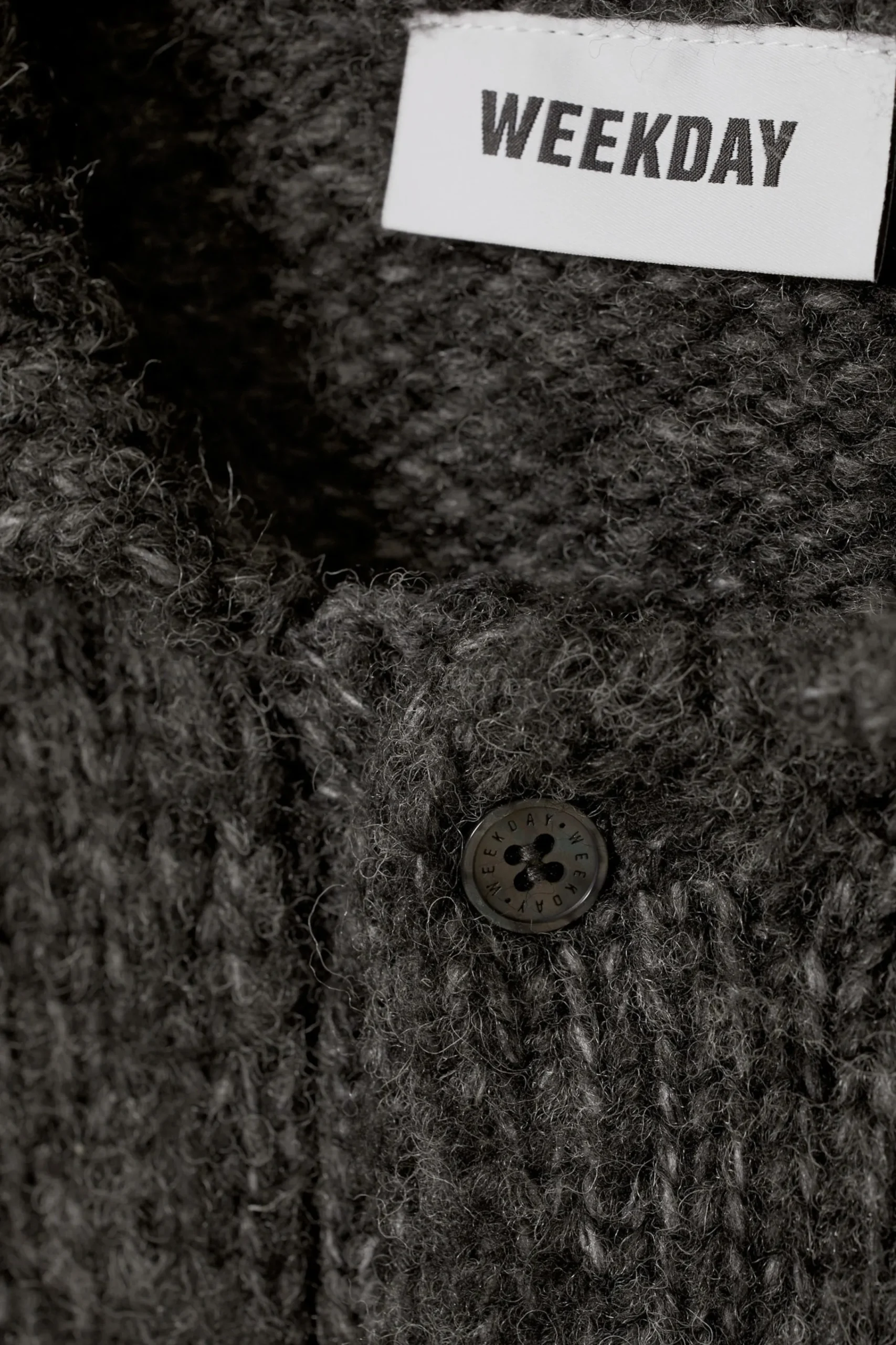bobby_relaxed_knitted_polo_sweater_5.webp Weekday Stickat<BOBBY RELAXED KNITTED POLO SWEATER