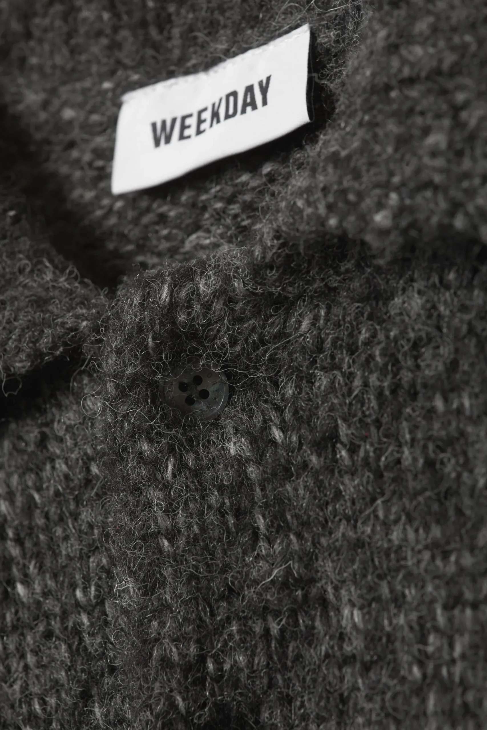 bobby_relaxed_knitted_polo_sweater_6.webp Weekday Stickat<BOBBY RELAXED KNITTED POLO SWEATER
