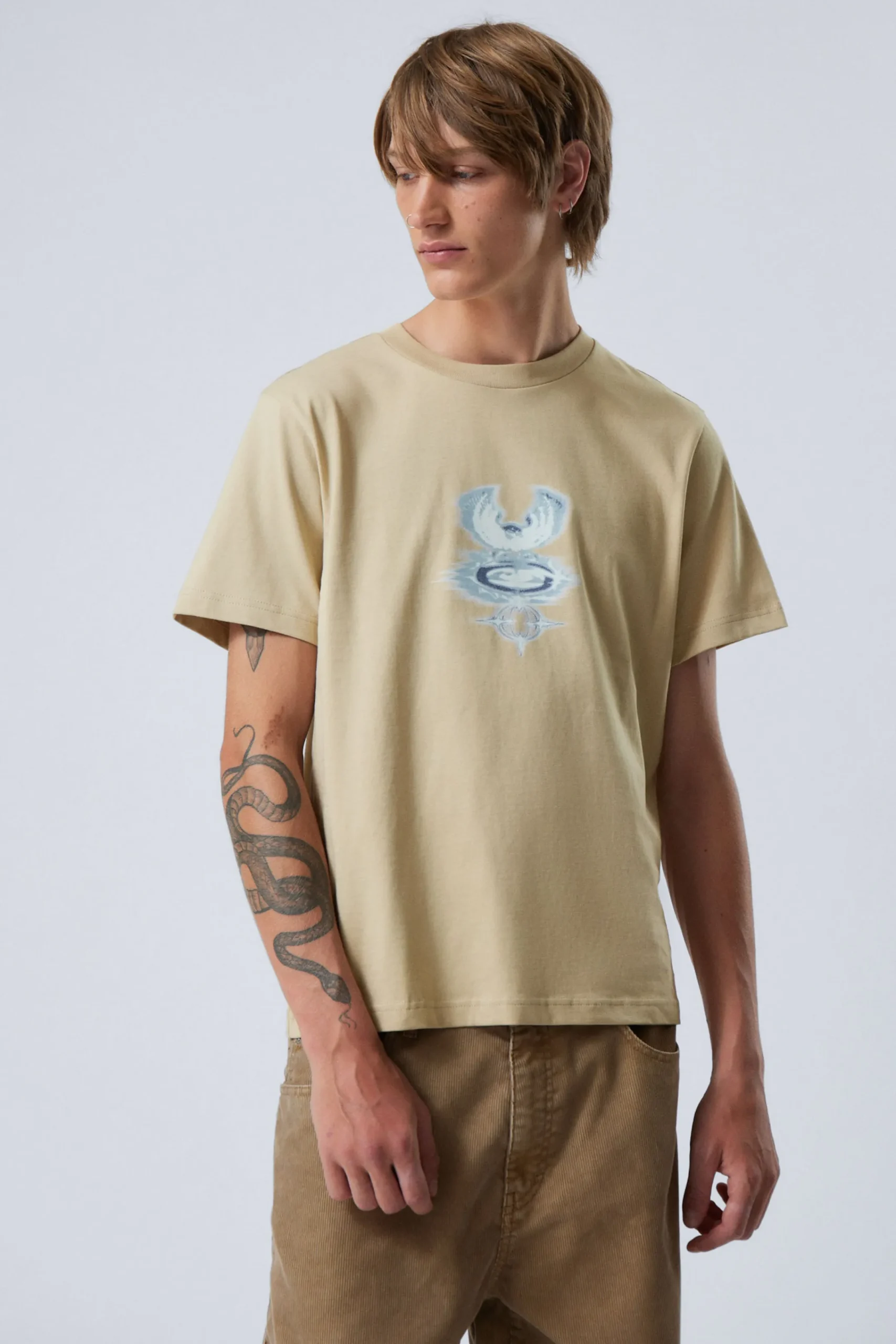 Weekday Graphics | T-Shirtar & Toppar<BOXIG GRAFISK PRINTAD T-SHIRT
