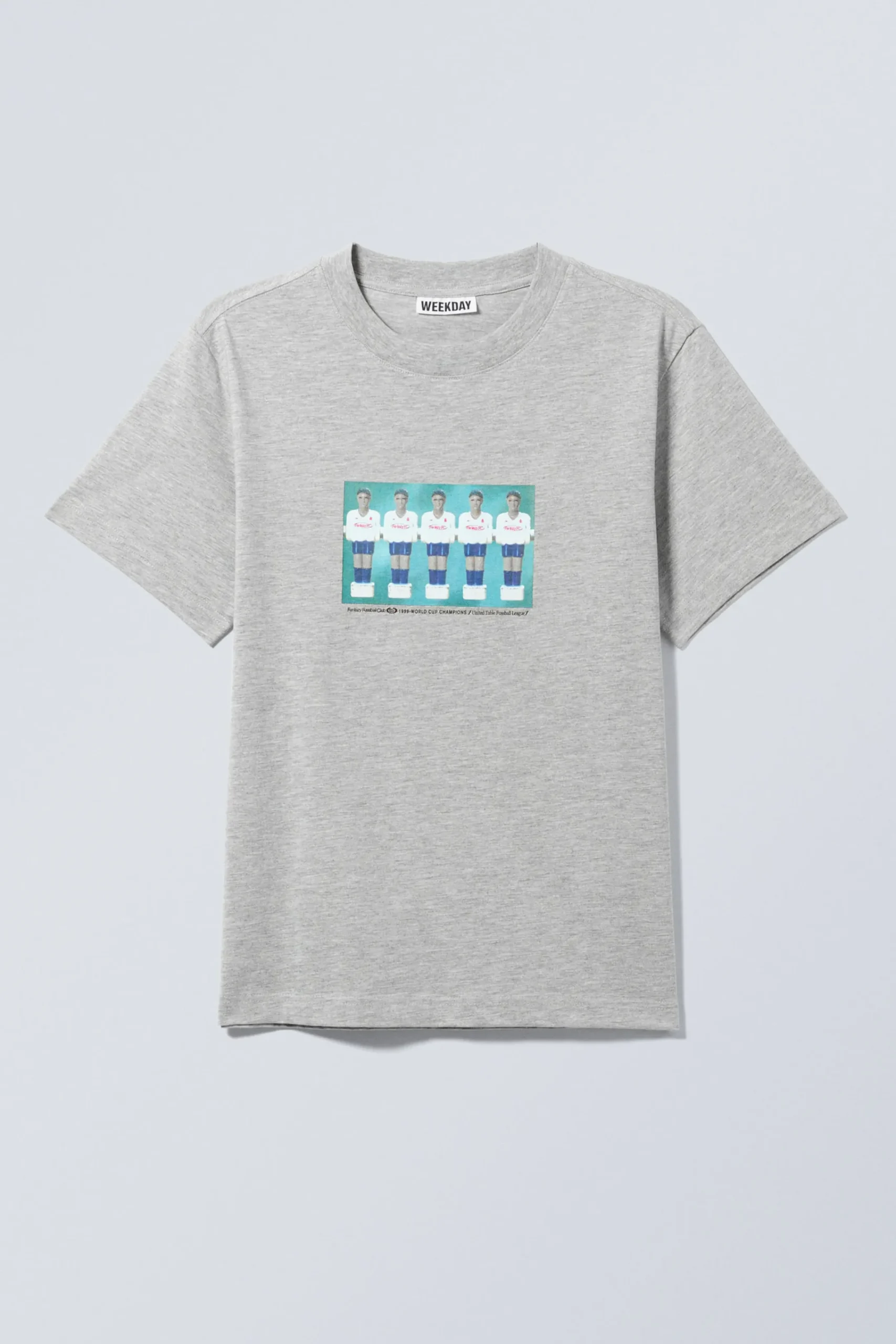 boxig_grafisk_printad_tshirt_2-1.webp Weekday Graphics | T-Shirtar & Toppar<BOXIG GRAFISK PRINTAD T-SHIRT