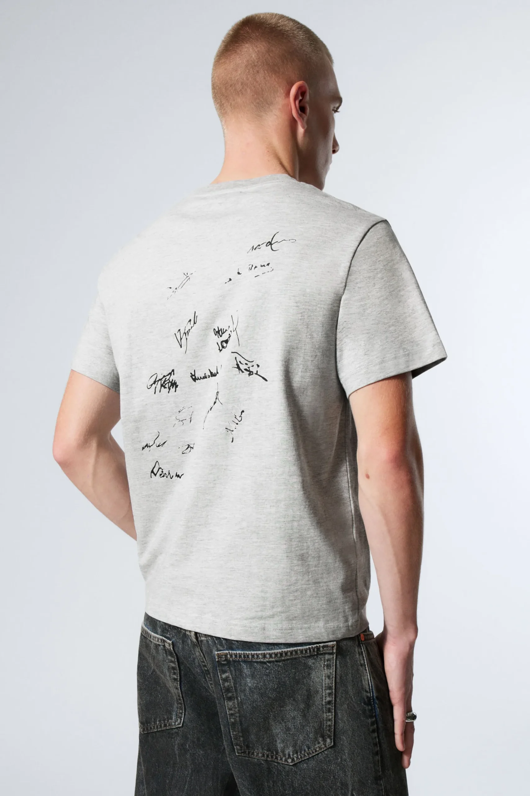 boxig_grafisk_printad_tshirt_3.webp Weekday Graphics | T-Shirtar & Toppar<BOXIG GRAFISK PRINTAD T-SHIRT