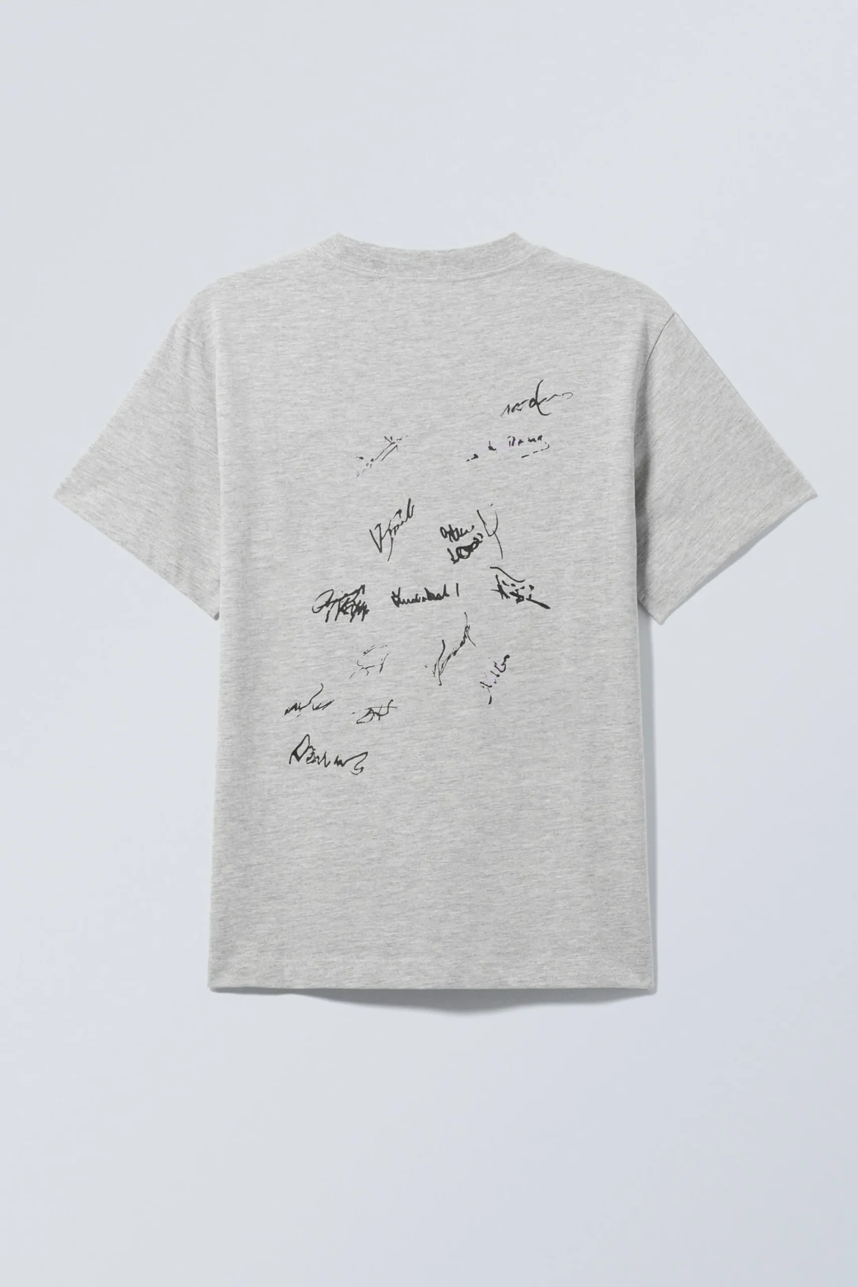 boxig_grafisk_printad_tshirt_4.webp Weekday Graphics | T-Shirtar & Toppar<BOXIG GRAFISK PRINTAD T-SHIRT