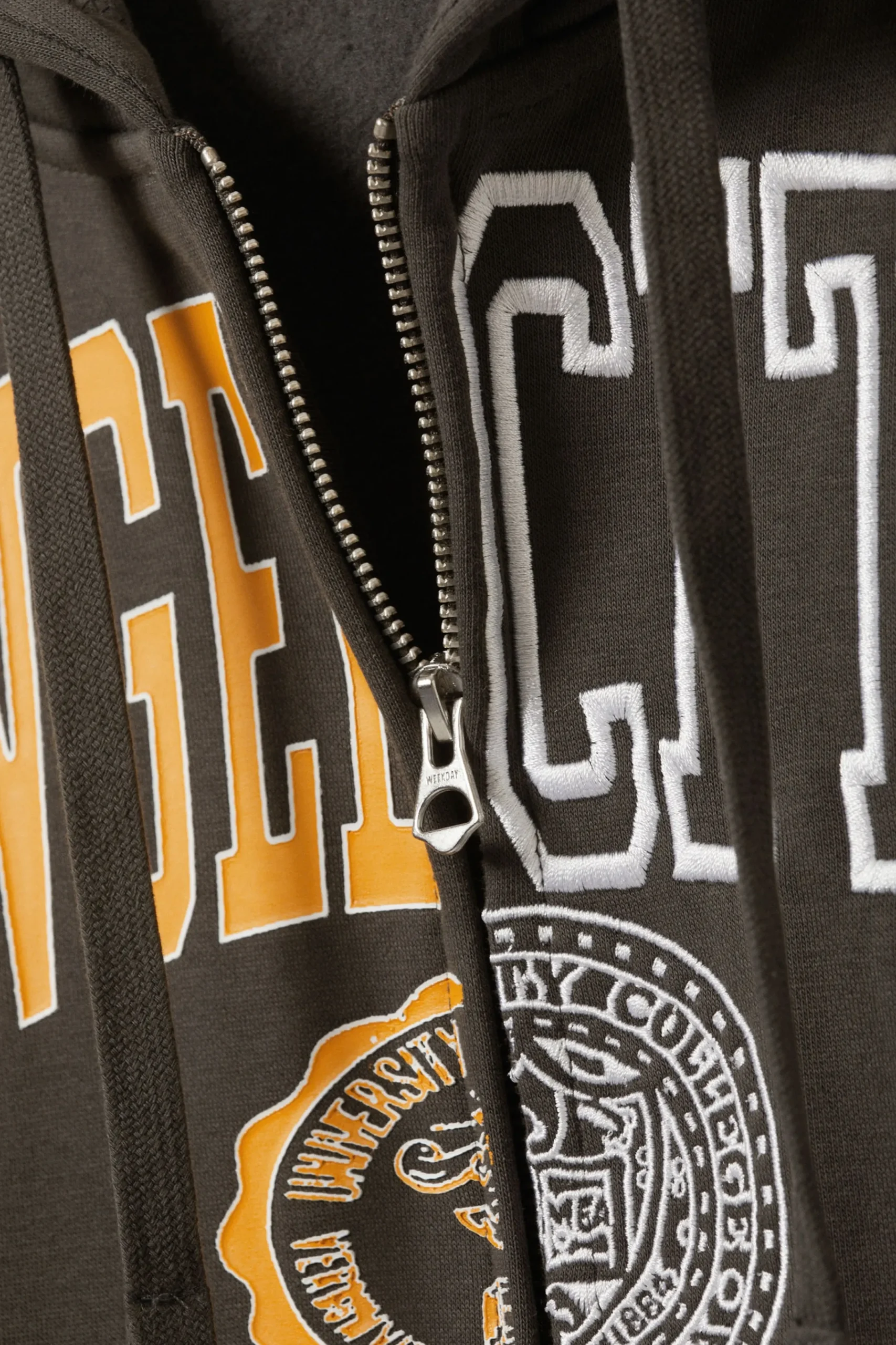 boxy_graphic_zip_hoodie_4.webp Weekday Graphics | Sweatshirts<BOXY GRAPHIC ZIP HOODIE