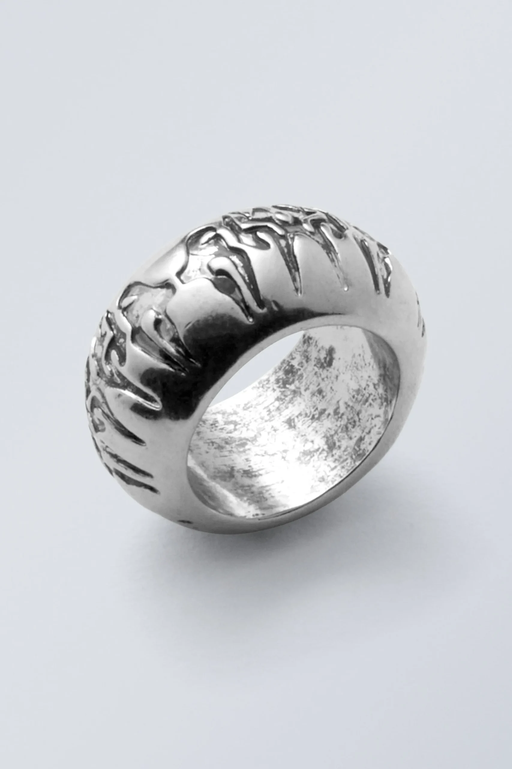 Weekday Smycken<BRED PRÄGLAD RING