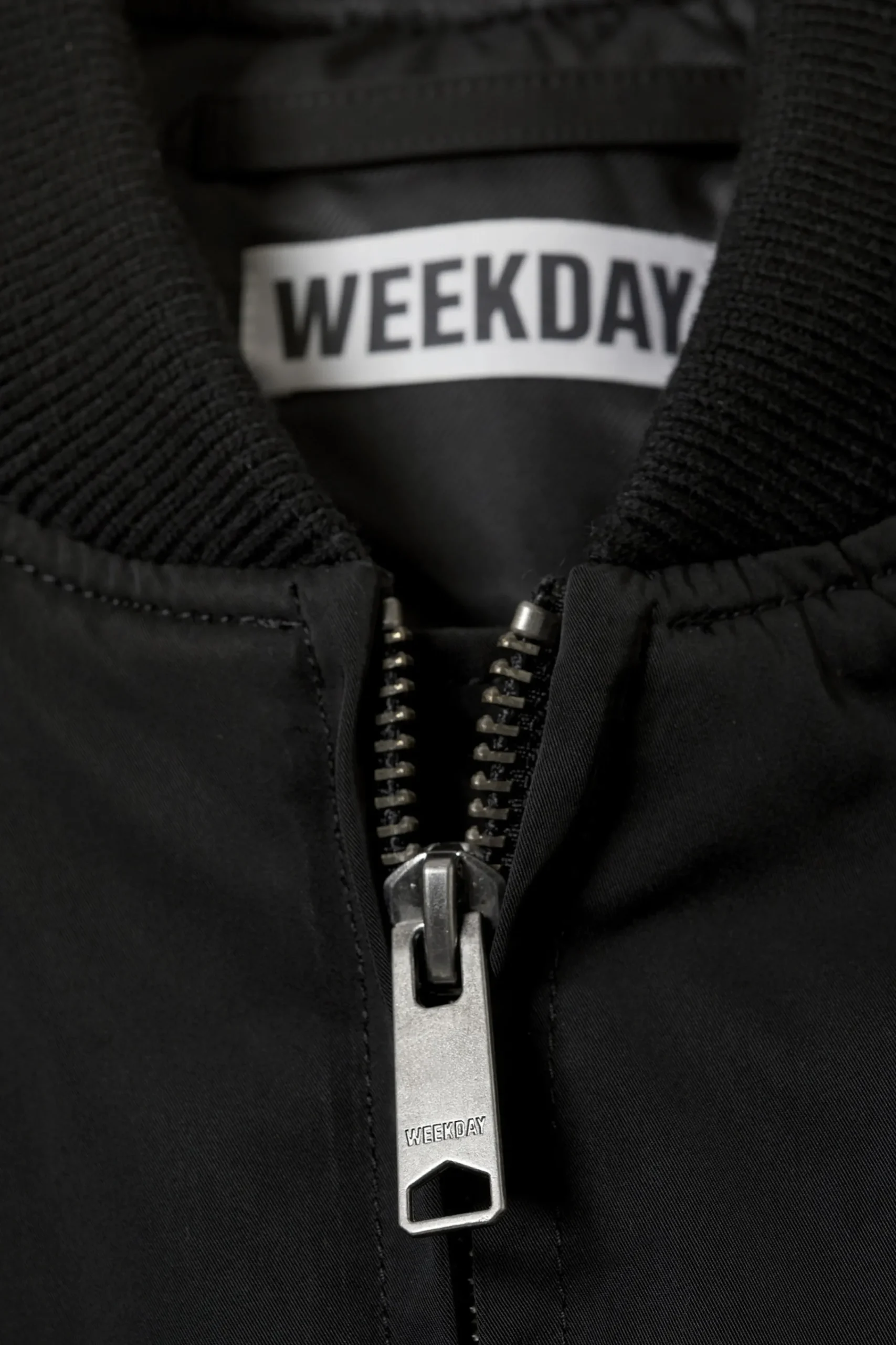 croppad_bomberjacka_4-1.webp Weekday Jackor & Kappor<CROPPAD BOMBERJACKA