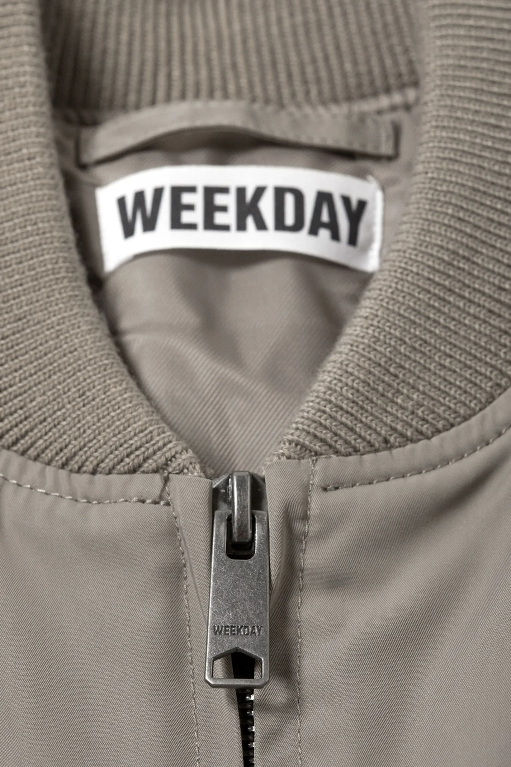 croppad_bomberjacka_4.webp Weekday Jackor & Kappor<CROPPAD BOMBERJACKA