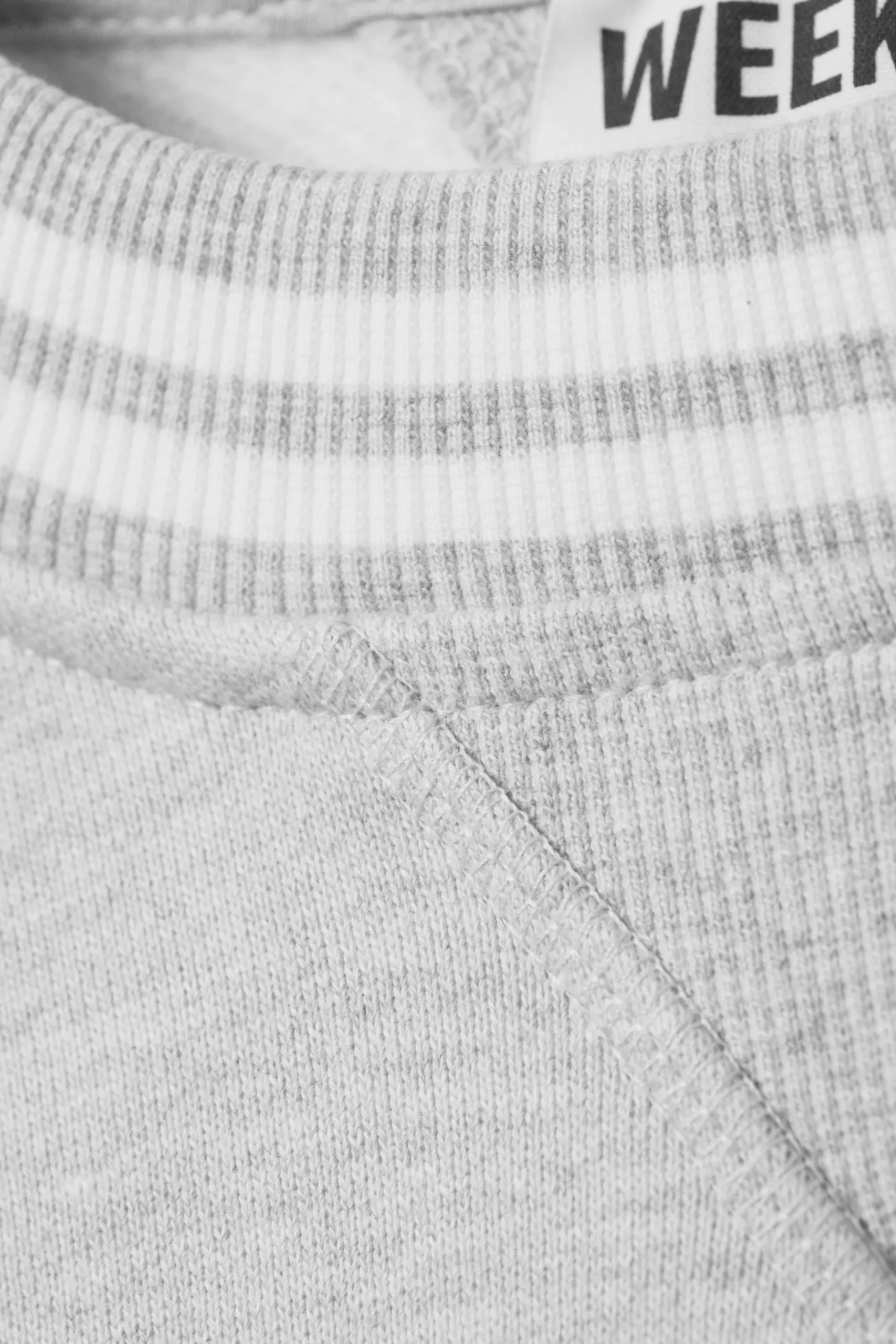 cropped_cotton_fleece_sweatshirt_4.webp Weekday Sweatshirts<CROPPED COTTON FLEECE SWEATSHIRT