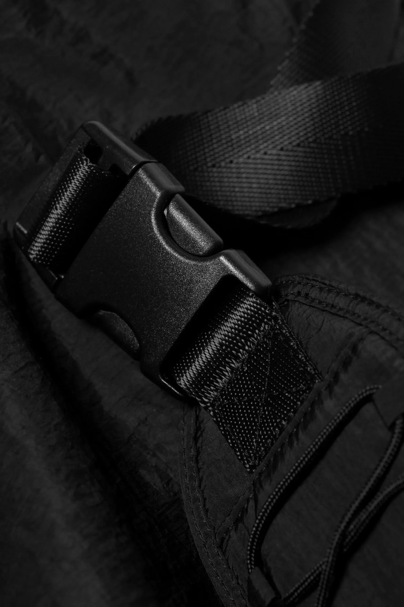 dawa_drawstring_shoulder_bag_3.webp Weekday Väskor<DAWA DRAWSTRING SHOULDER BAG