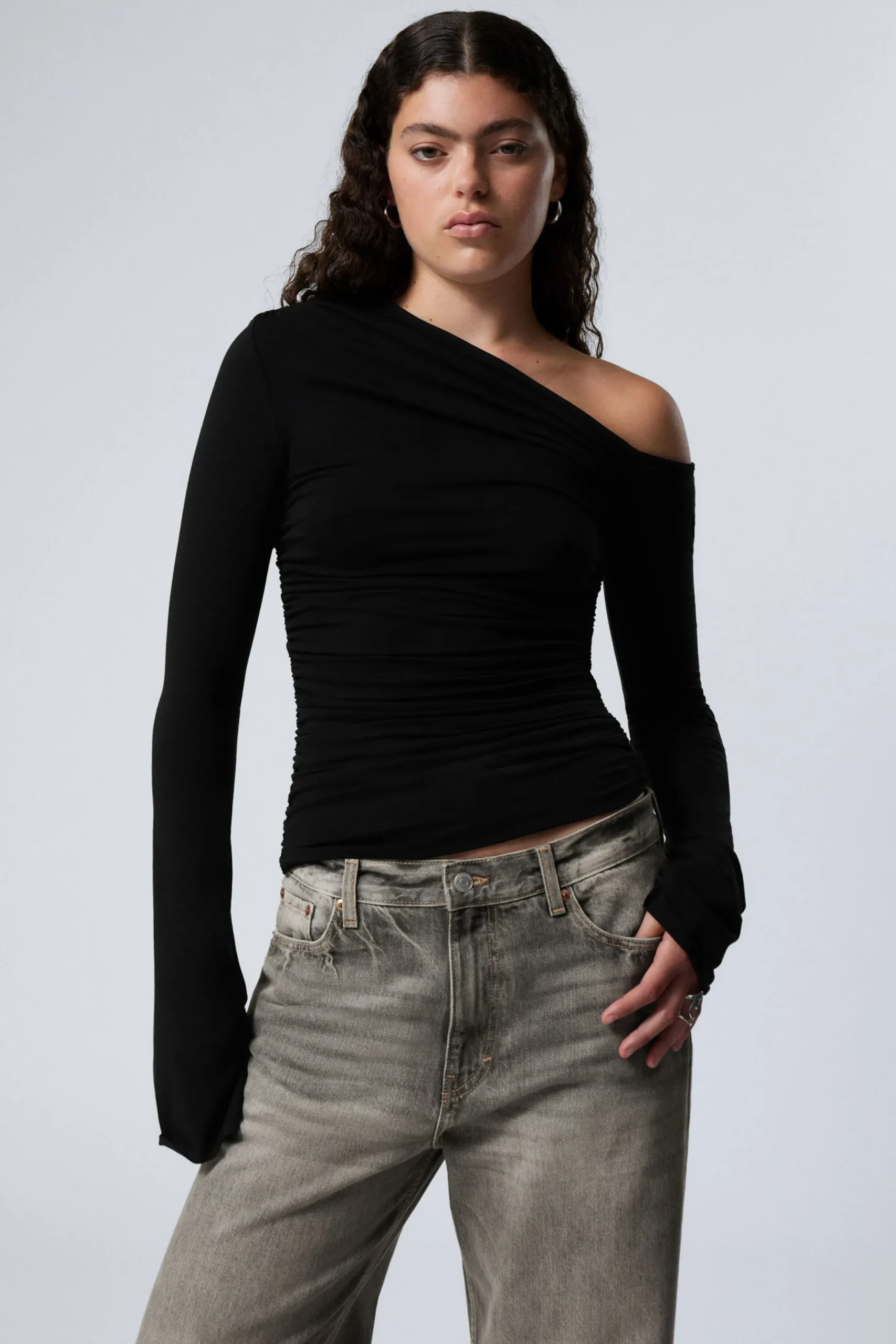 Weekday Toppar<DRAPERAD ASYMMETRISK LYOCELL-TOPP