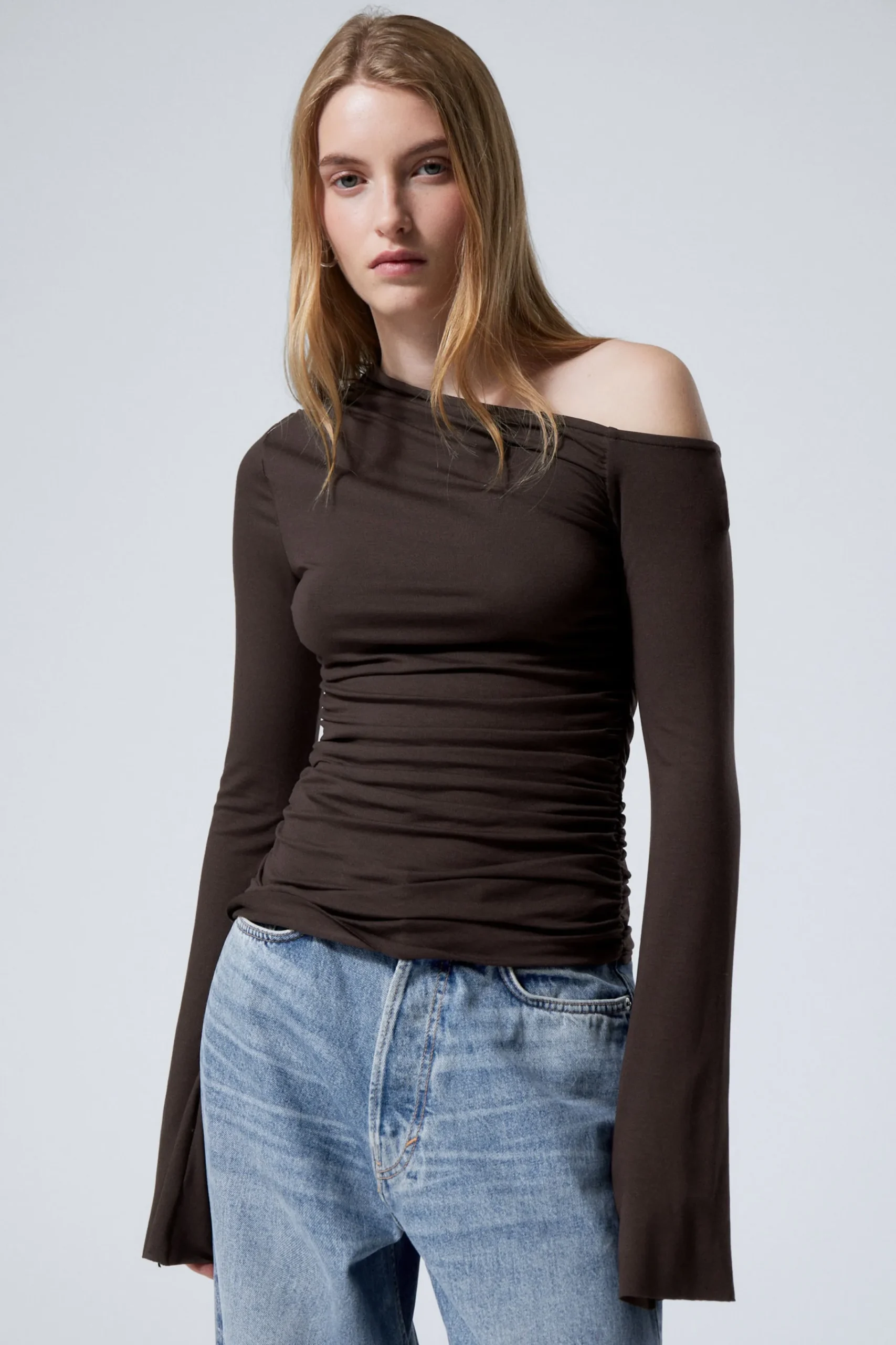 Weekday Toppar<DRAPERAD ASYMMETRISK LYOCELL-TOPP