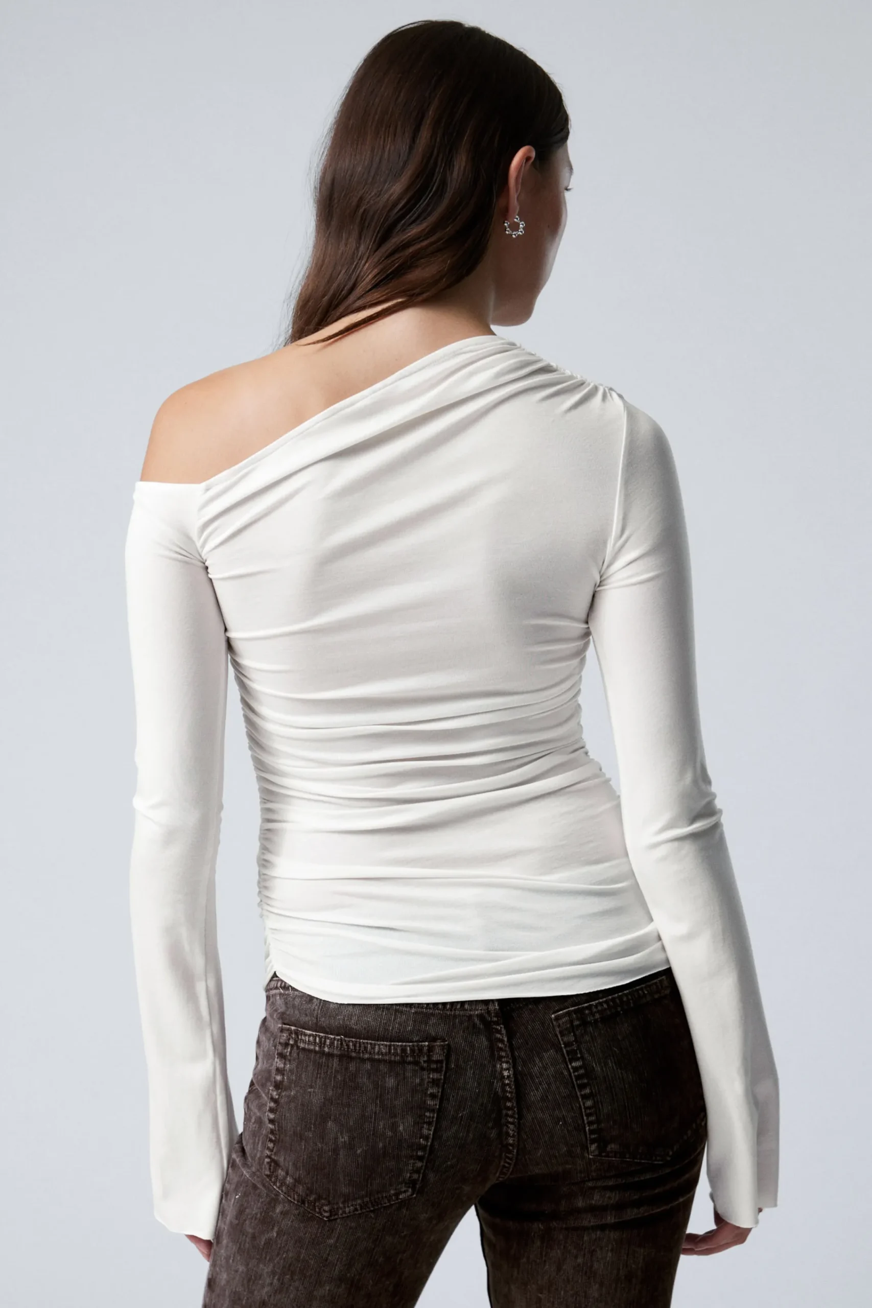 draperad_asymmetrisk_lyocelltopp_2-2.webp Weekday Toppar<DRAPERAD ASYMMETRISK LYOCELL-TOPP