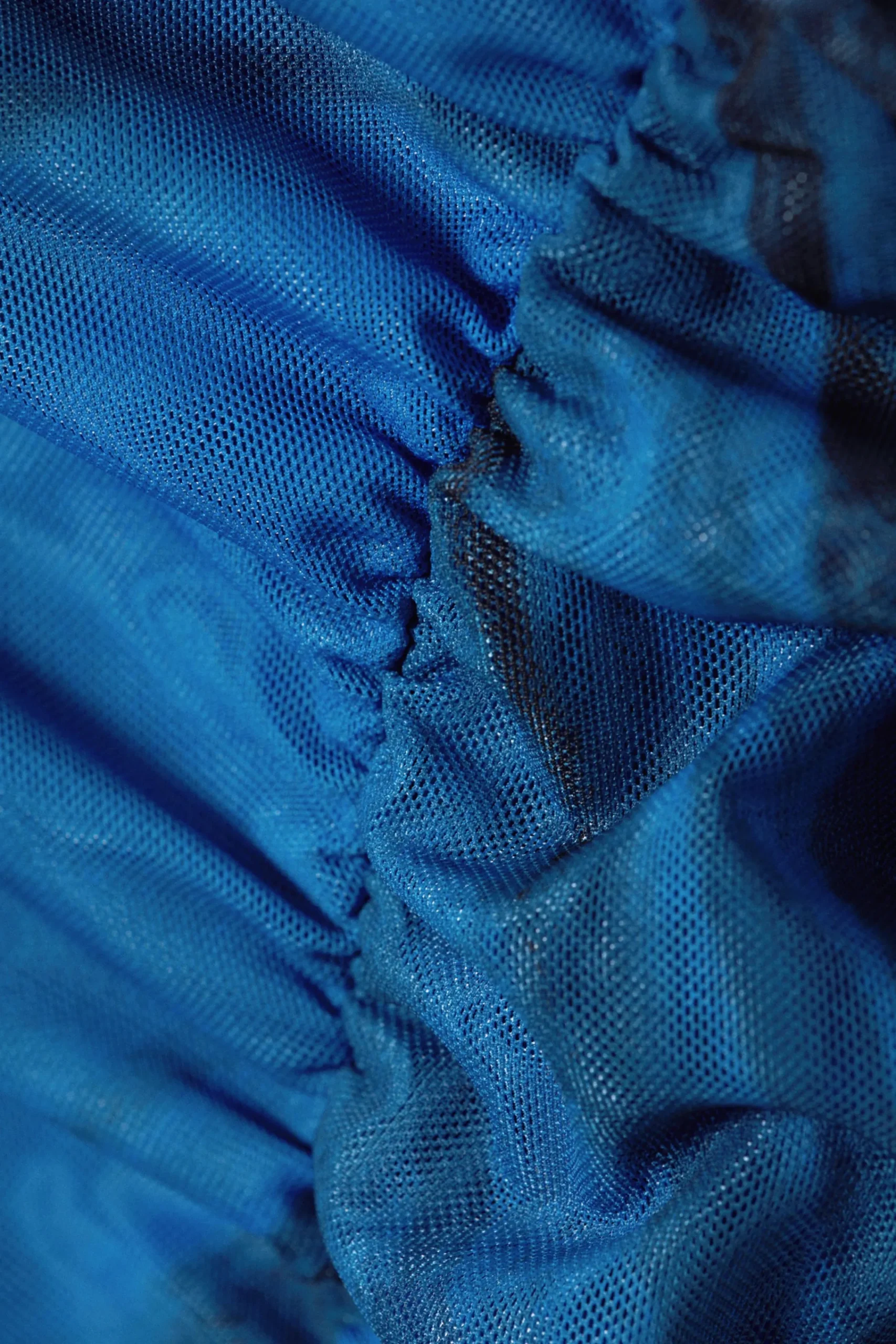 draperad_asymmetrisk_maxiklnning_med_knyt_3.webp Weekday Klänningar<DRAPERAD ASYMMETRISK MAXIKLÄNNING MED KNYT