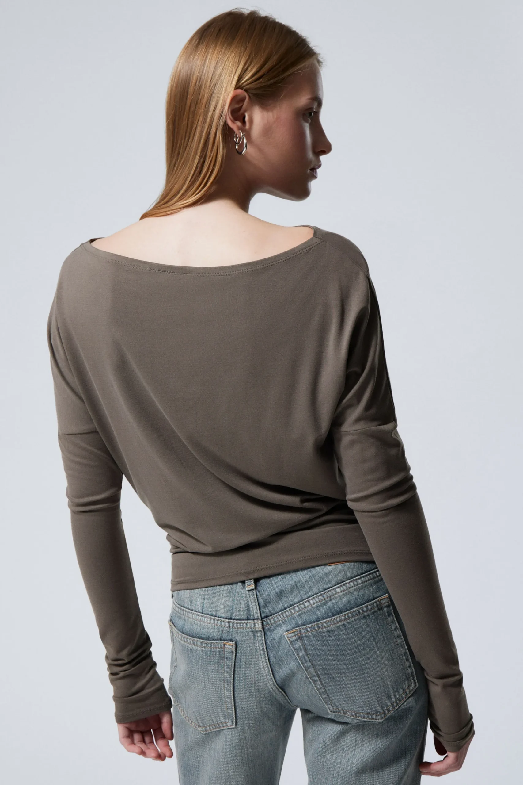 draperad_lngrmad_topp_i_lyocell_3.webp Weekday Toppar<DRAPERAD LÅNGÄRMAD TOPP I LYOCELL