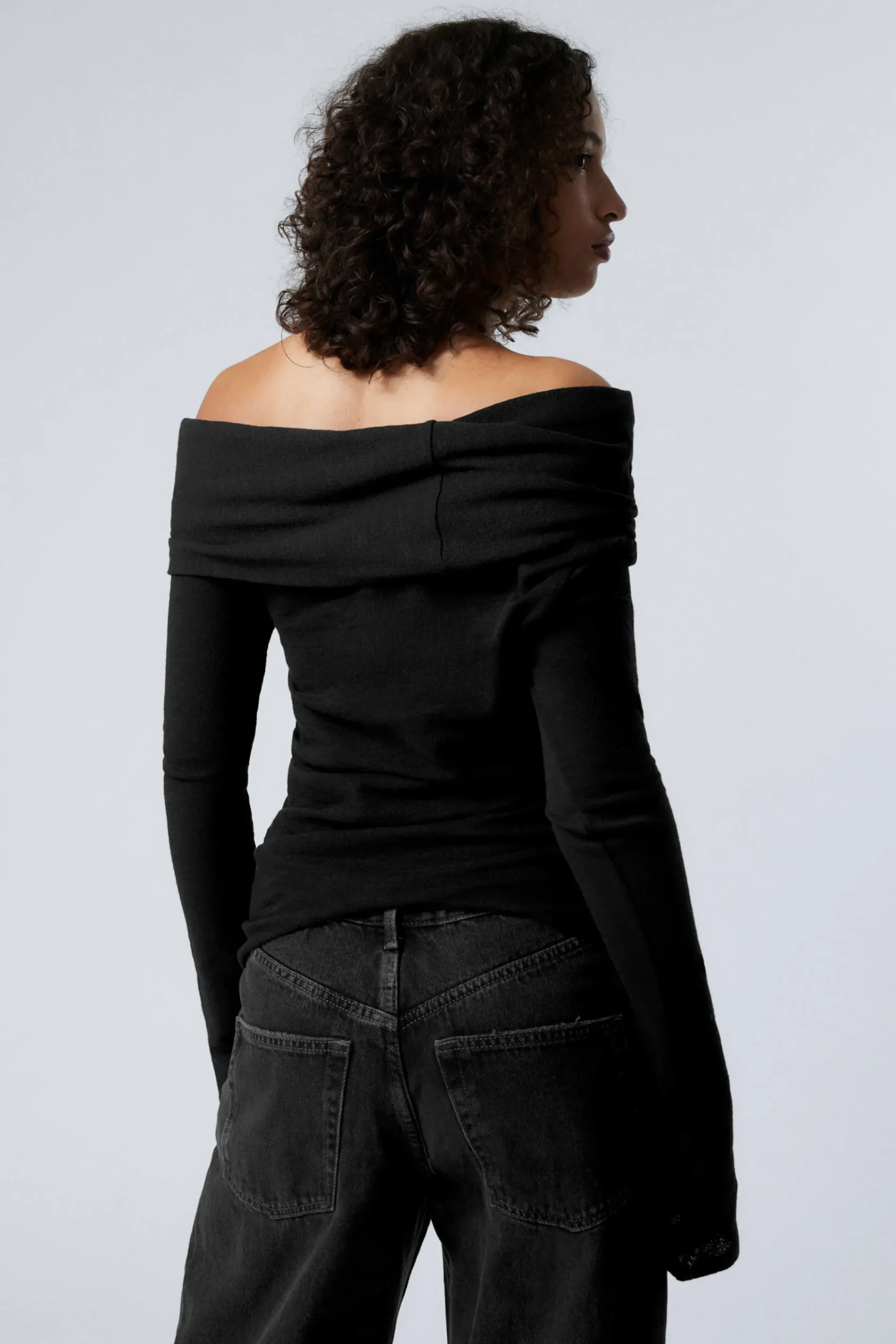 draperad_offshoulder_topp_2.webp Weekday Toppar<DRAPERAD OFF-SHOULDER TOPP
