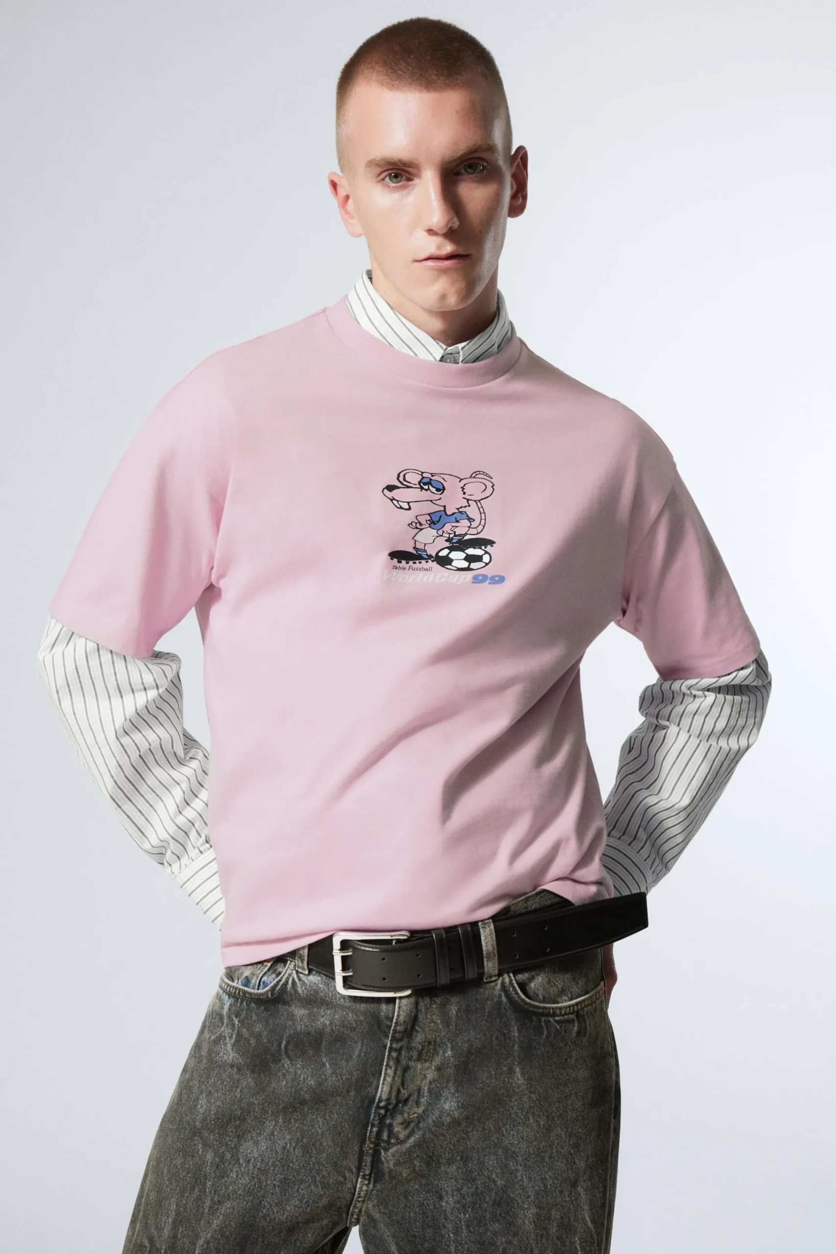 Weekday Graphics | T-Shirtar & Toppar<EN BOXIG, GRAFISK T-SHIRT MED TRYCK