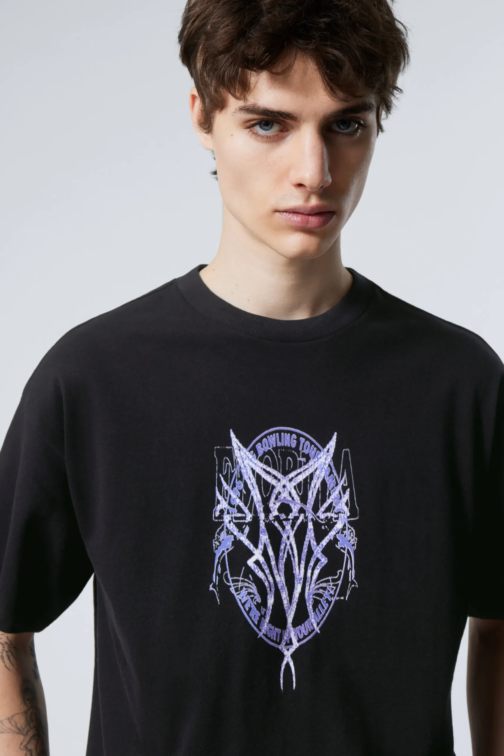 Weekday Graphics | T-Shirtar & Toppar<EN BOXIG, GRAFISK T-SHIRT MED TRYCK