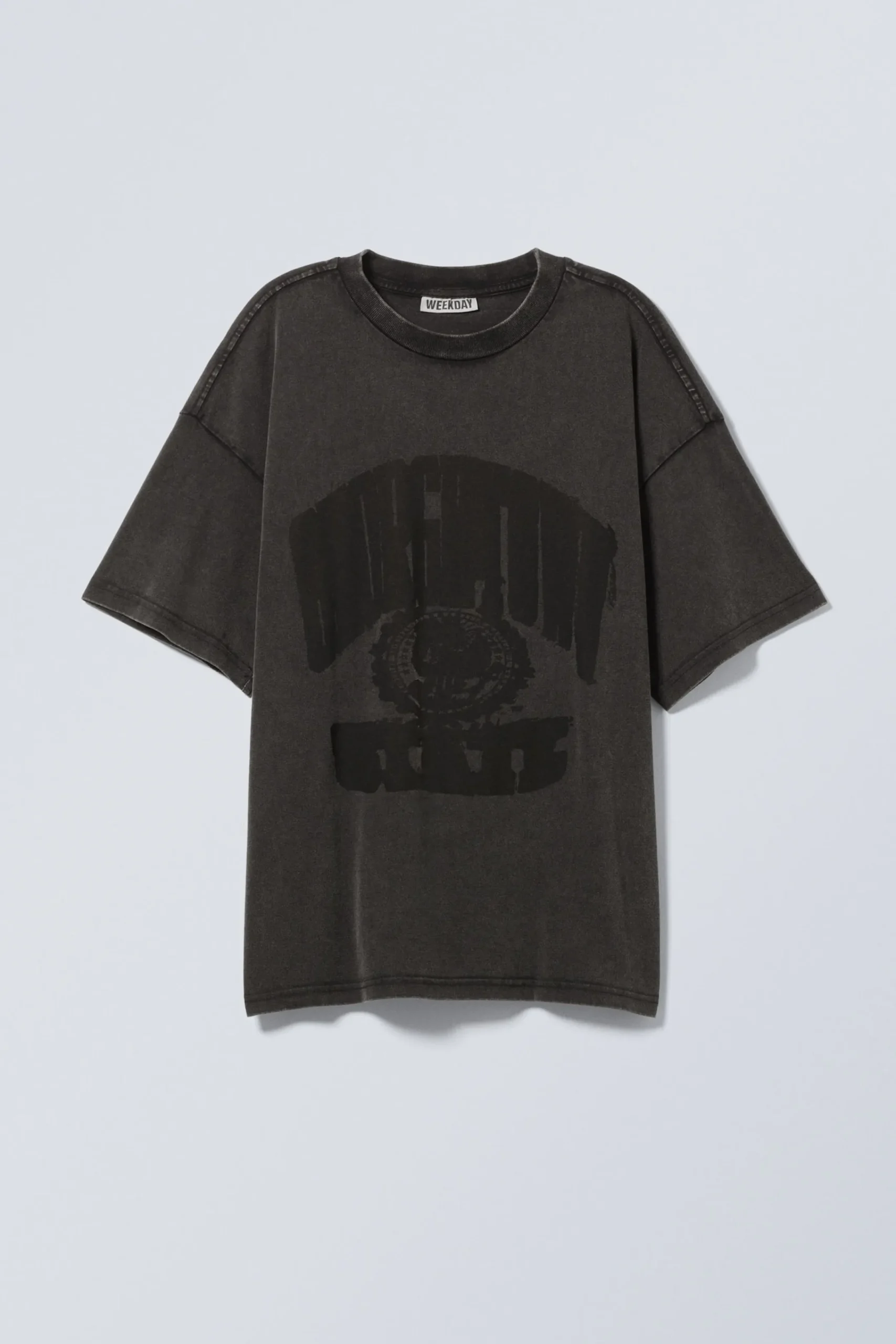 en_boxig_grafisk_tshirt_med_tryck_2-1.webp Weekday Graphics | T-Shirtar & Toppar<EN BOXIG, GRAFISK T-SHIRT MED TRYCK