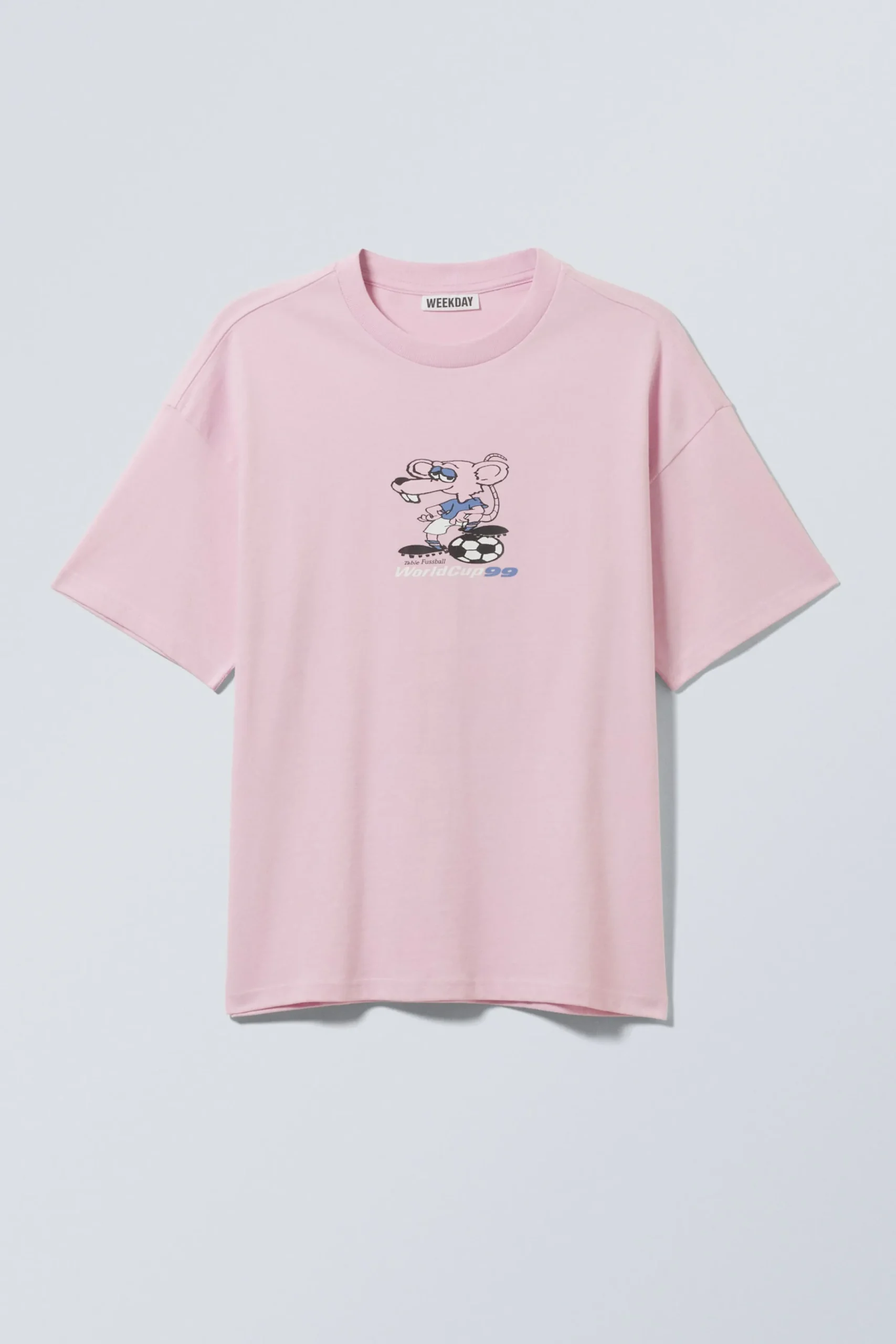 en_boxig_grafisk_tshirt_med_tryck_2-2.webp Weekday Graphics | T-Shirtar & Toppar<EN BOXIG, GRAFISK T-SHIRT MED TRYCK