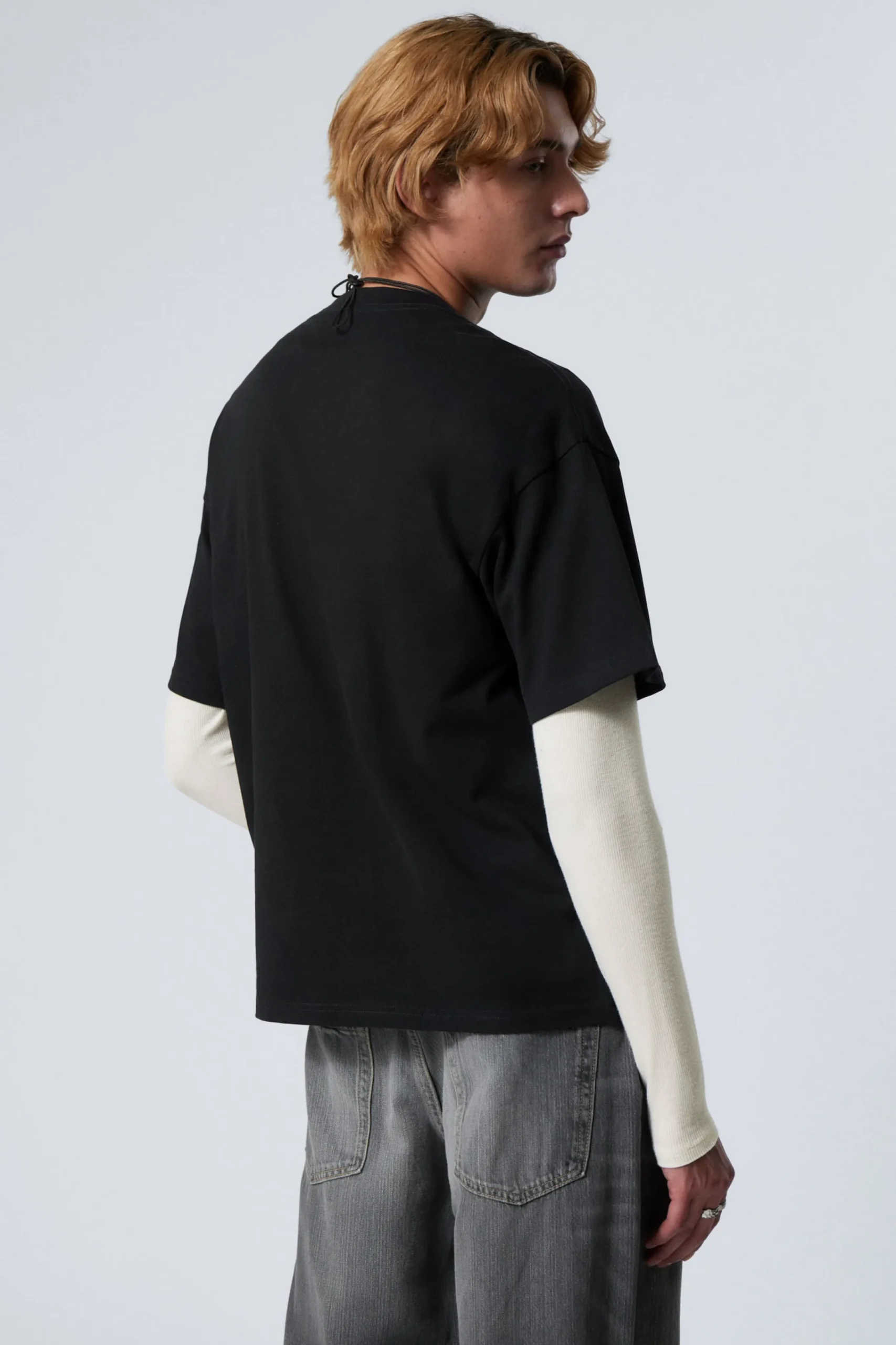 en_boxig_grafisk_tshirt_med_tryck_2-3.webp Weekday Graphics | T-Shirtar & Toppar<EN BOXIG, GRAFISK T-SHIRT MED TRYCK