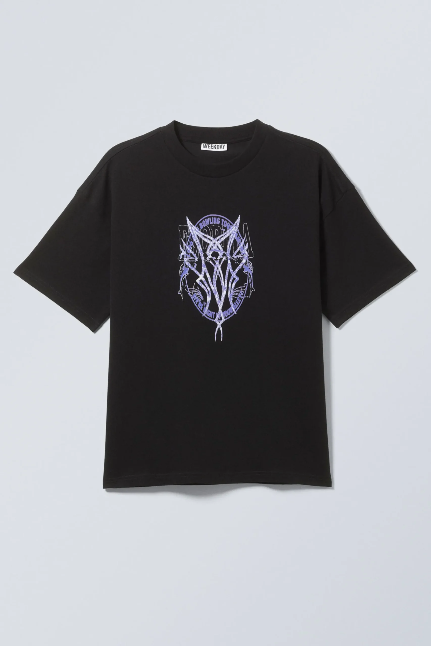 en_boxig_grafisk_tshirt_med_tryck_2-5.webp Weekday Graphics | T-Shirtar & Toppar<EN BOXIG, GRAFISK T-SHIRT MED TRYCK