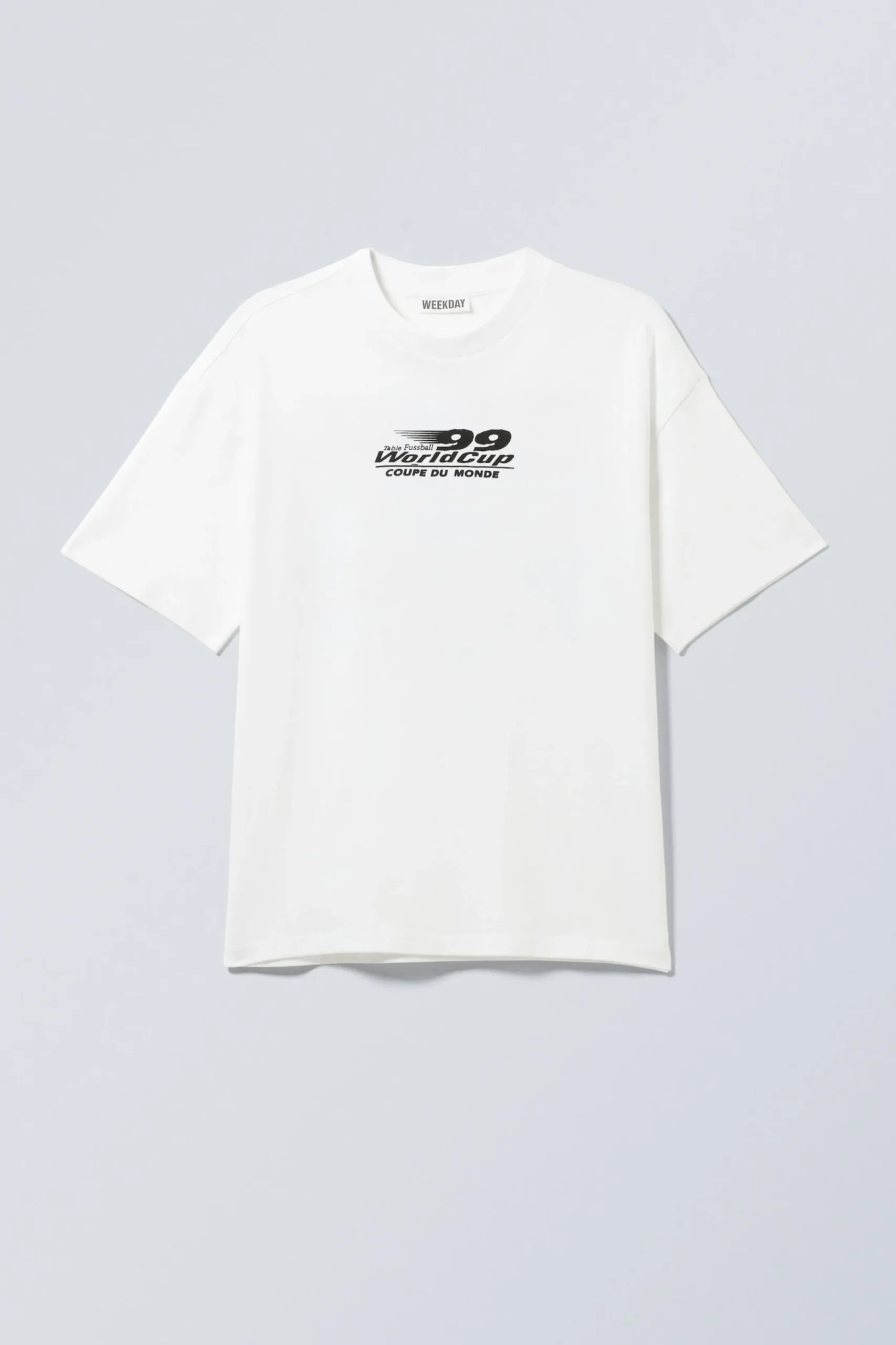 en_boxig_grafisk_tshirt_med_tryck_2-6.webp Weekday Graphics | T-Shirtar & Toppar<EN BOXIG, GRAFISK T-SHIRT MED TRYCK