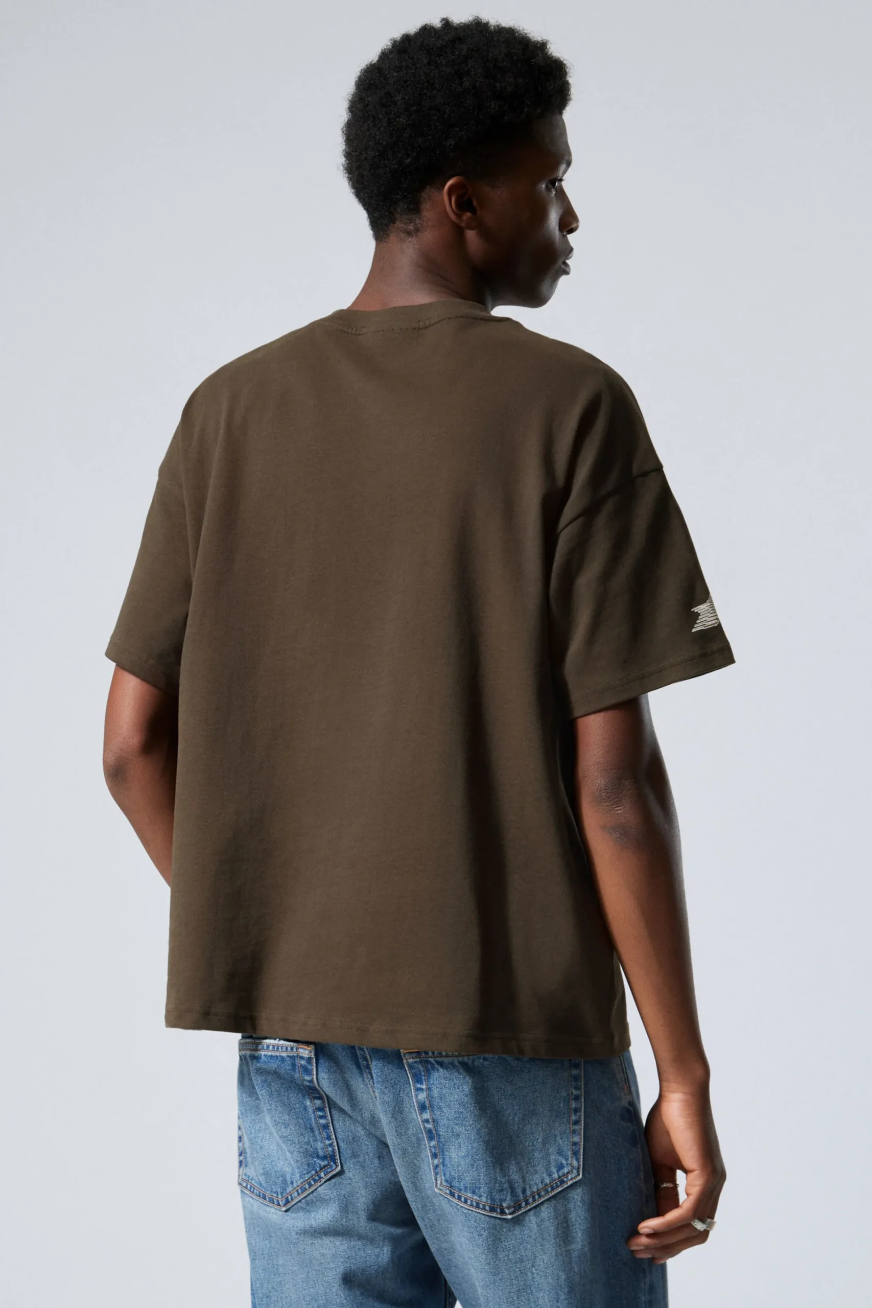 en_boxig_grafisk_tshirt_med_tryck_2.webp Weekday T-Shirtar & Toppar<EN BOXIG, GRAFISK T-SHIRT MED TRYCK