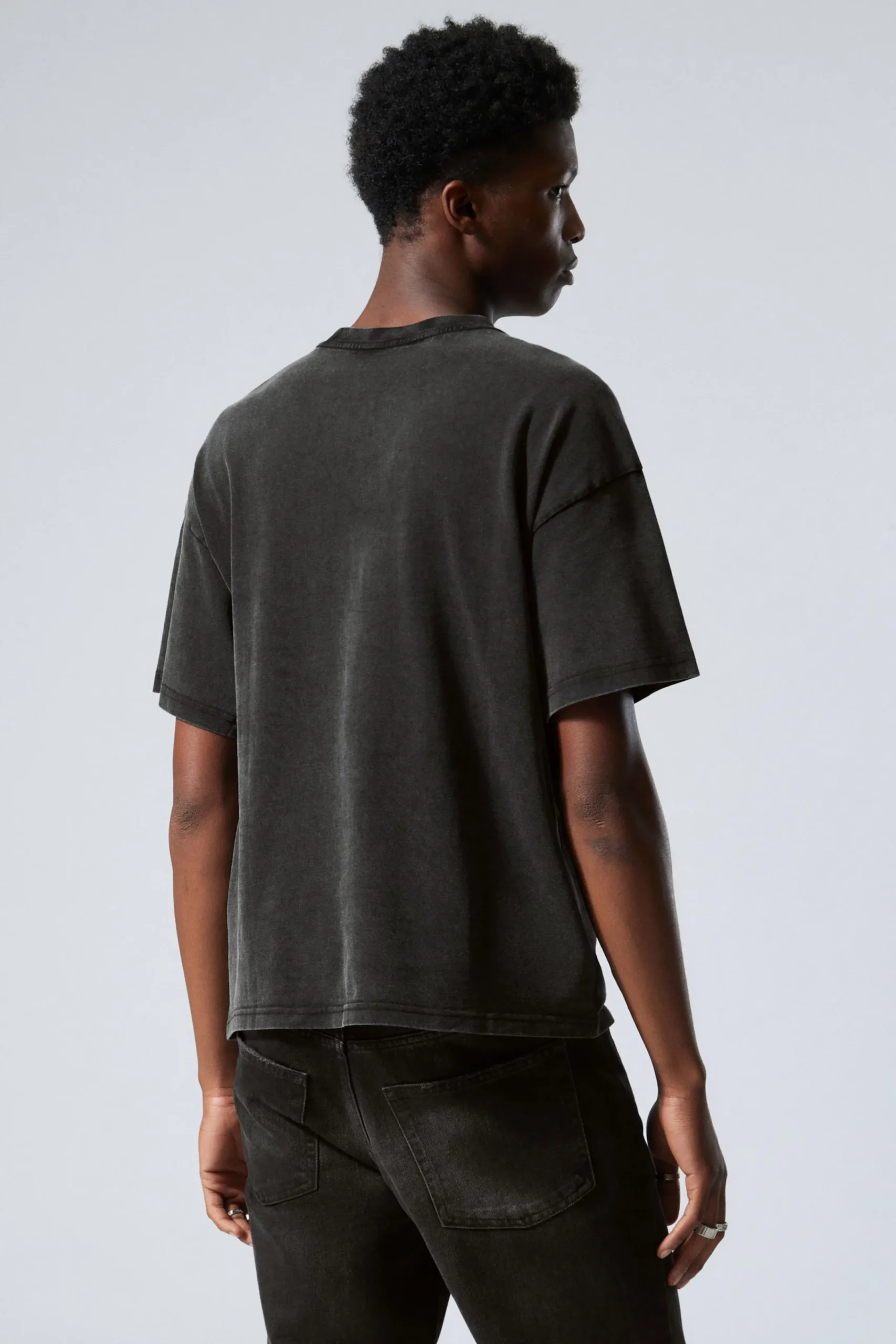 en_boxig_grafisk_tshirt_med_tryck_3-1.webp Weekday Graphics | T-Shirtar & Toppar<EN BOXIG, GRAFISK T-SHIRT MED TRYCK
