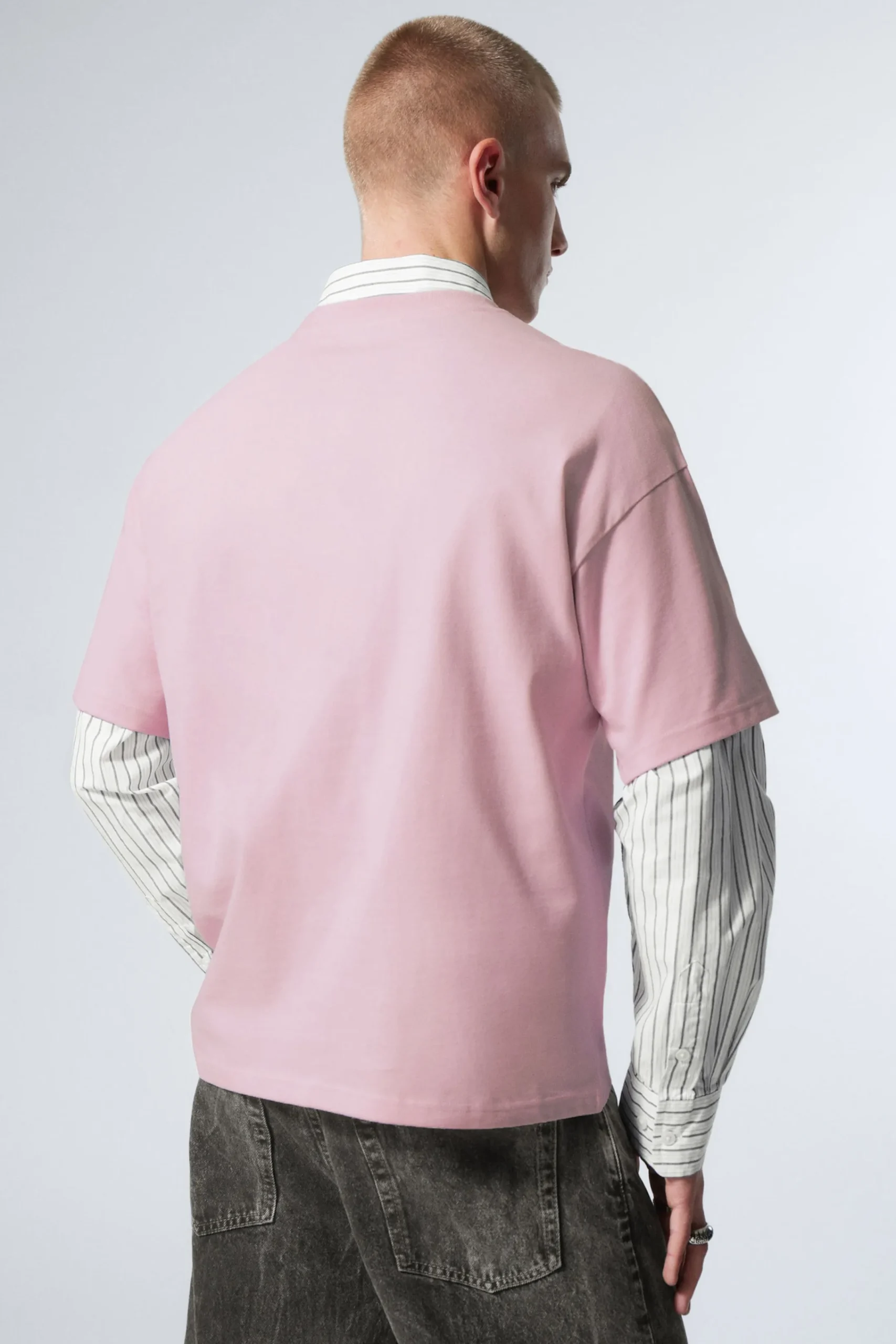 en_boxig_grafisk_tshirt_med_tryck_3-2.webp Weekday Graphics | T-Shirtar & Toppar<EN BOXIG, GRAFISK T-SHIRT MED TRYCK
