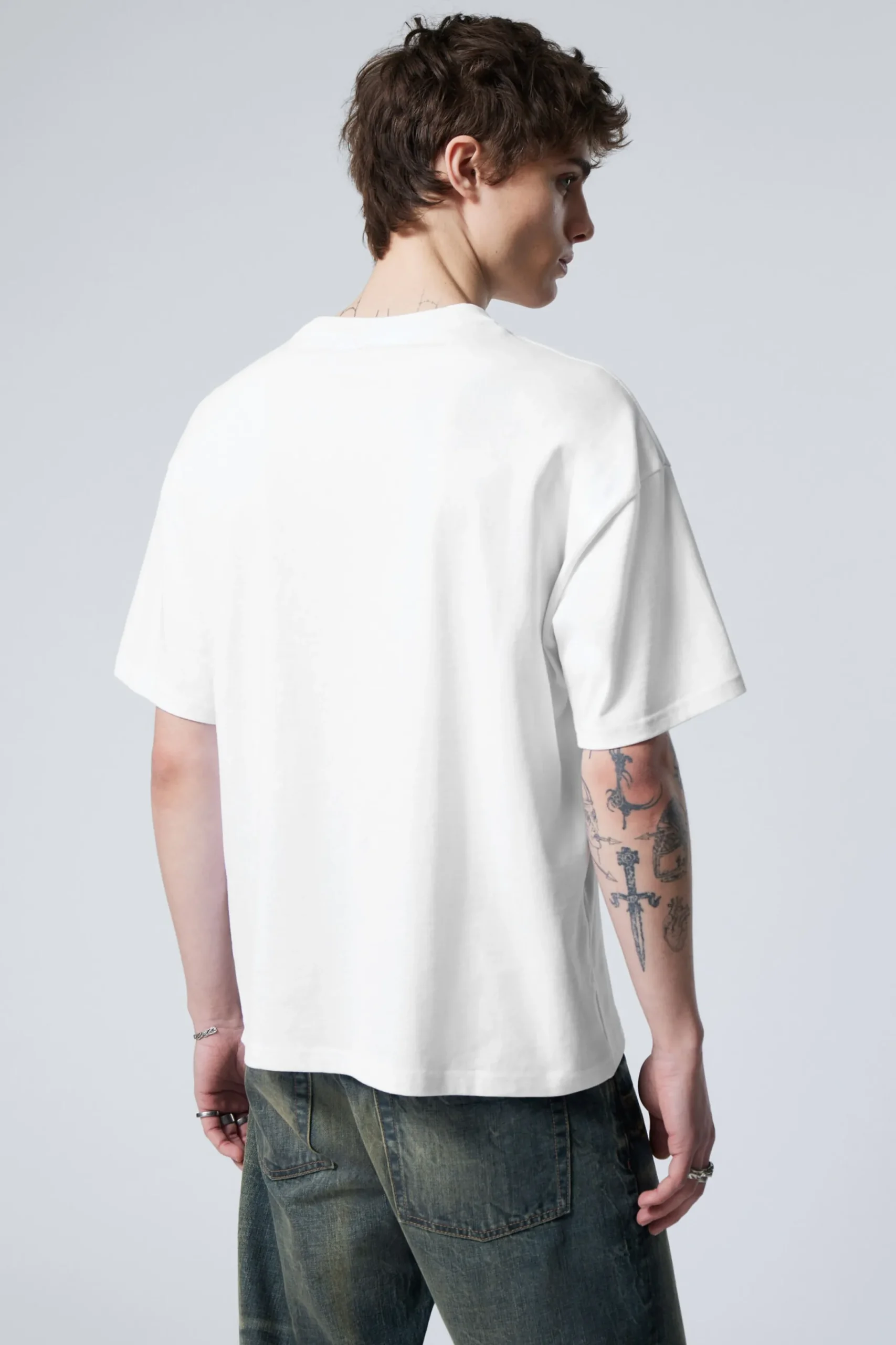 en_boxig_grafisk_tshirt_med_tryck_3-4.webp Weekday Graphics | T-Shirtar & Toppar<EN BOXIG, GRAFISK T-SHIRT MED TRYCK