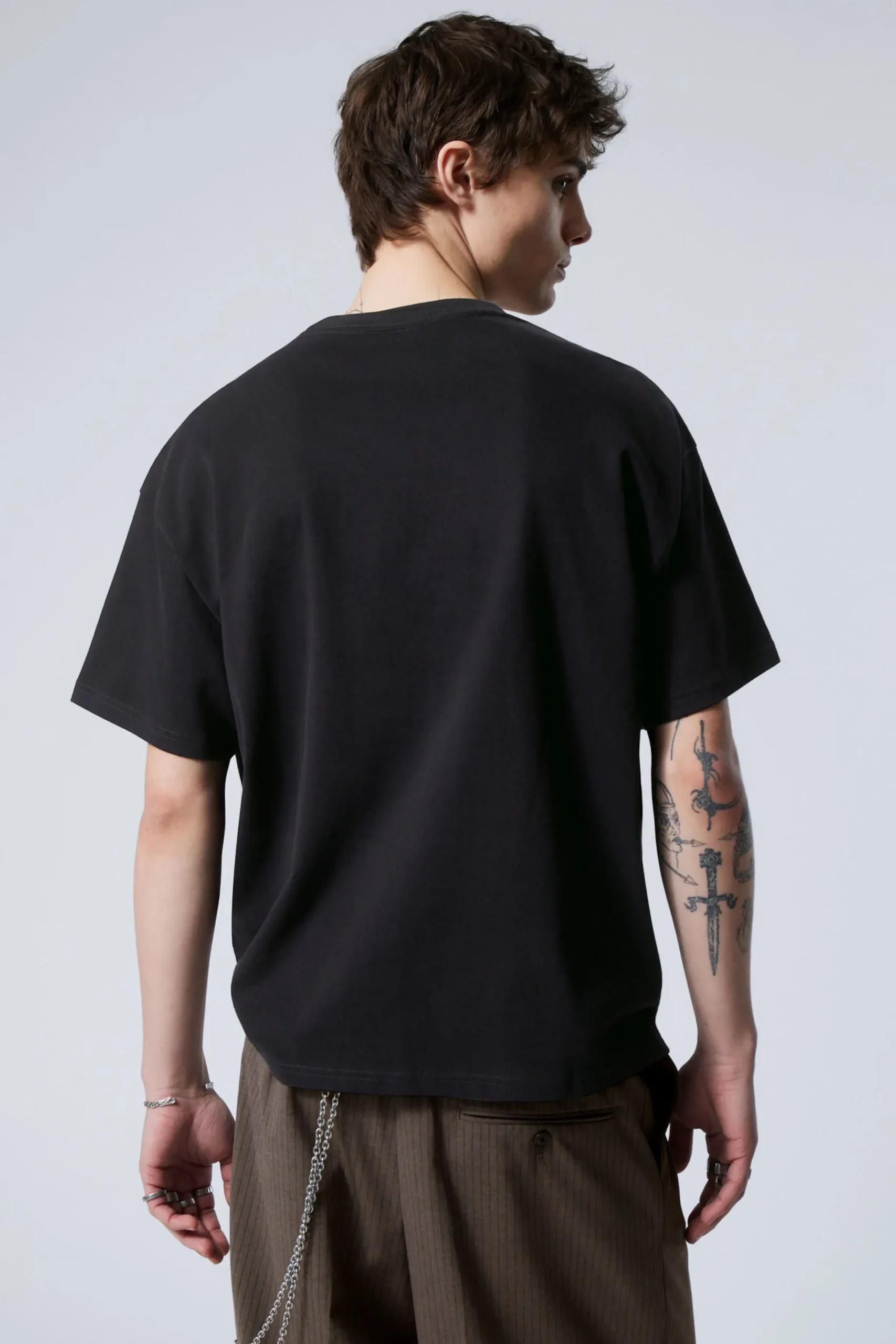 en_boxig_grafisk_tshirt_med_tryck_3-5.webp Weekday Graphics | T-Shirtar & Toppar<EN BOXIG, GRAFISK T-SHIRT MED TRYCK