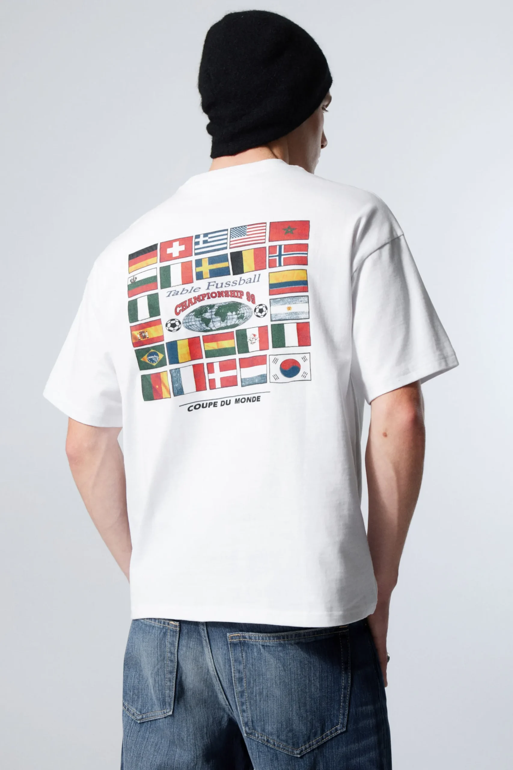 en_boxig_grafisk_tshirt_med_tryck_3-6.webp Weekday Graphics | T-Shirtar & Toppar<EN BOXIG, GRAFISK T-SHIRT MED TRYCK