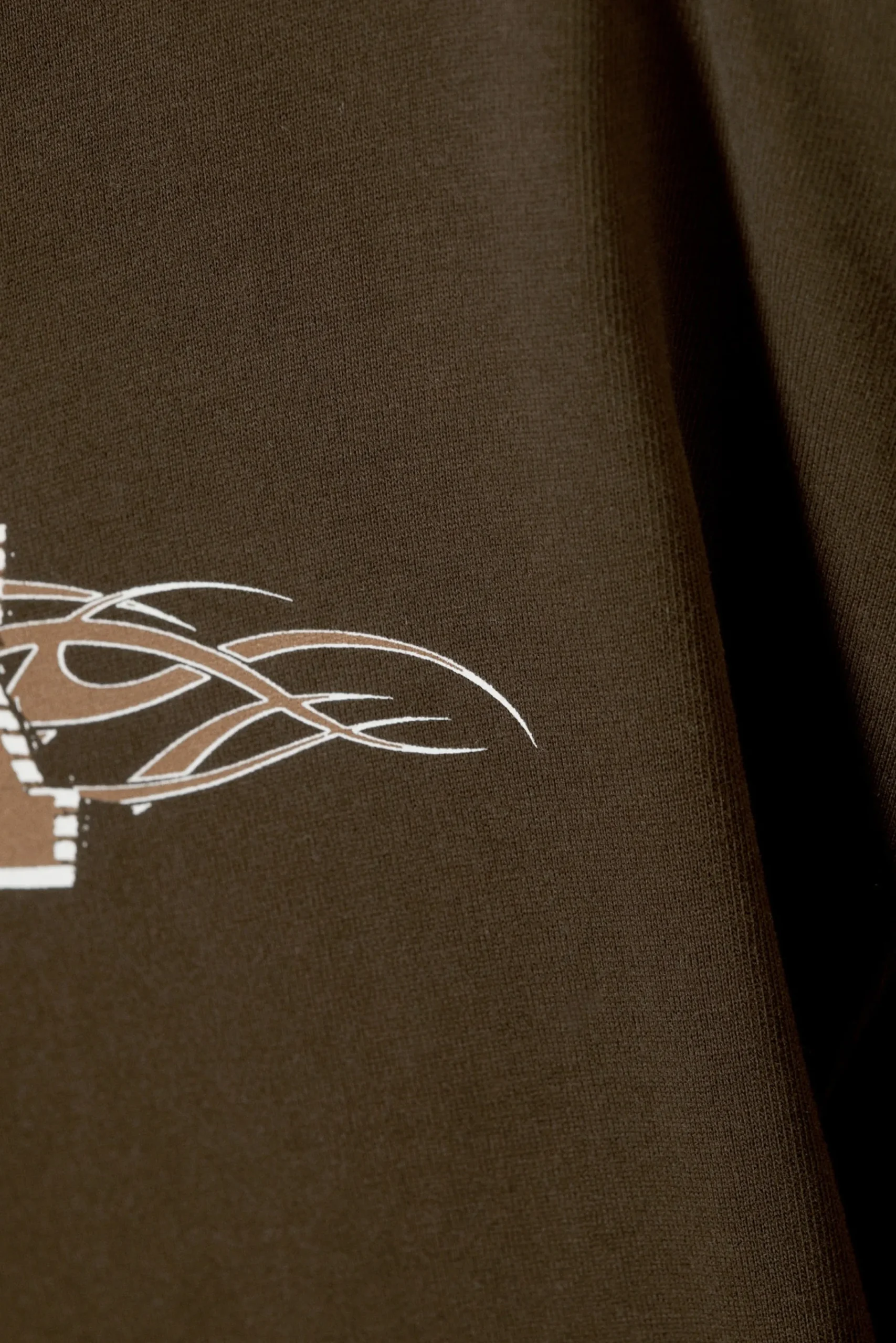 en_boxig_grafisk_tshirt_med_tryck_3.webp Weekday T-Shirtar & Toppar<EN BOXIG, GRAFISK T-SHIRT MED TRYCK