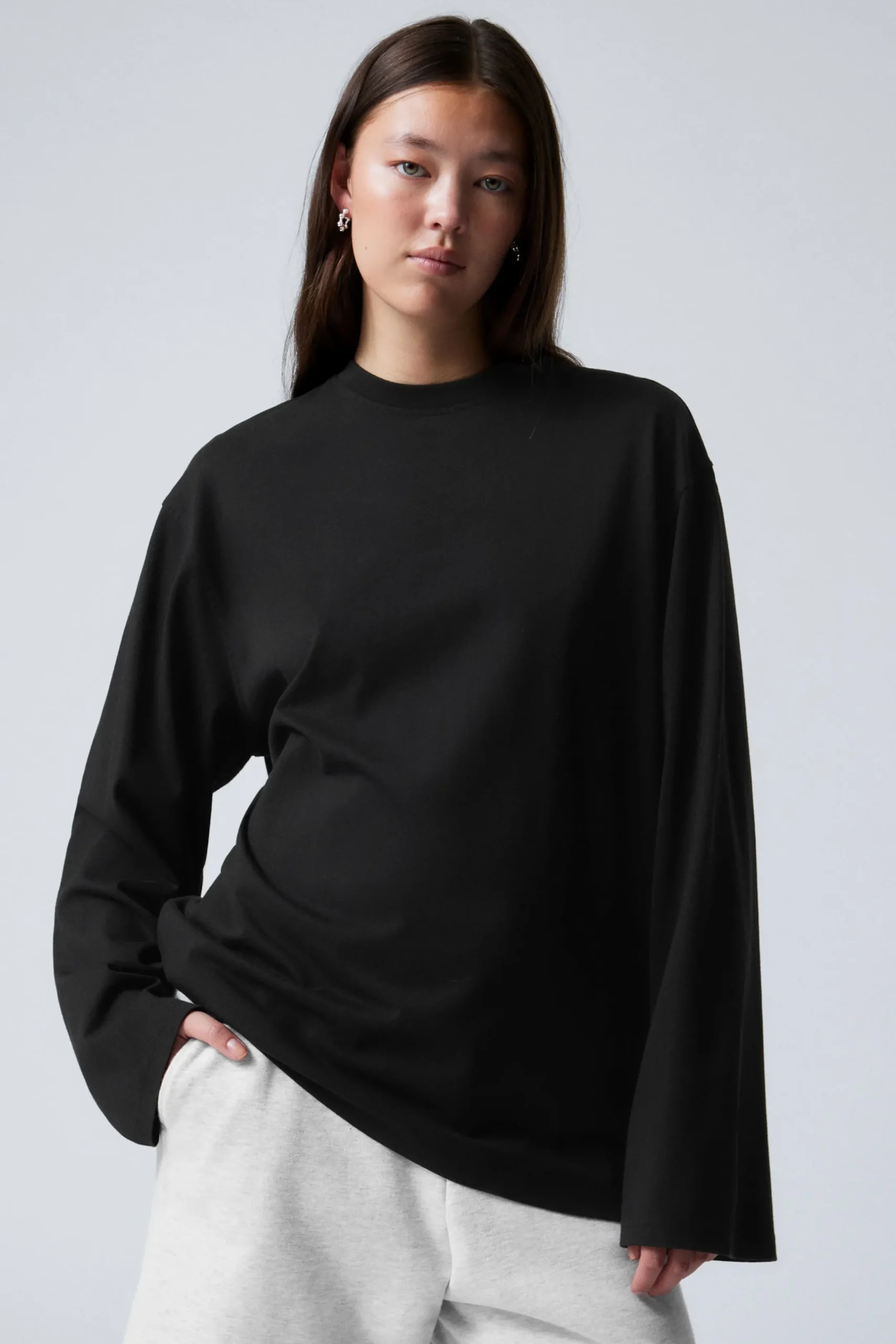 Weekday Basplagg | Toppar<EN OVERSIZED LÅNGÄRMAD T-SHIRT