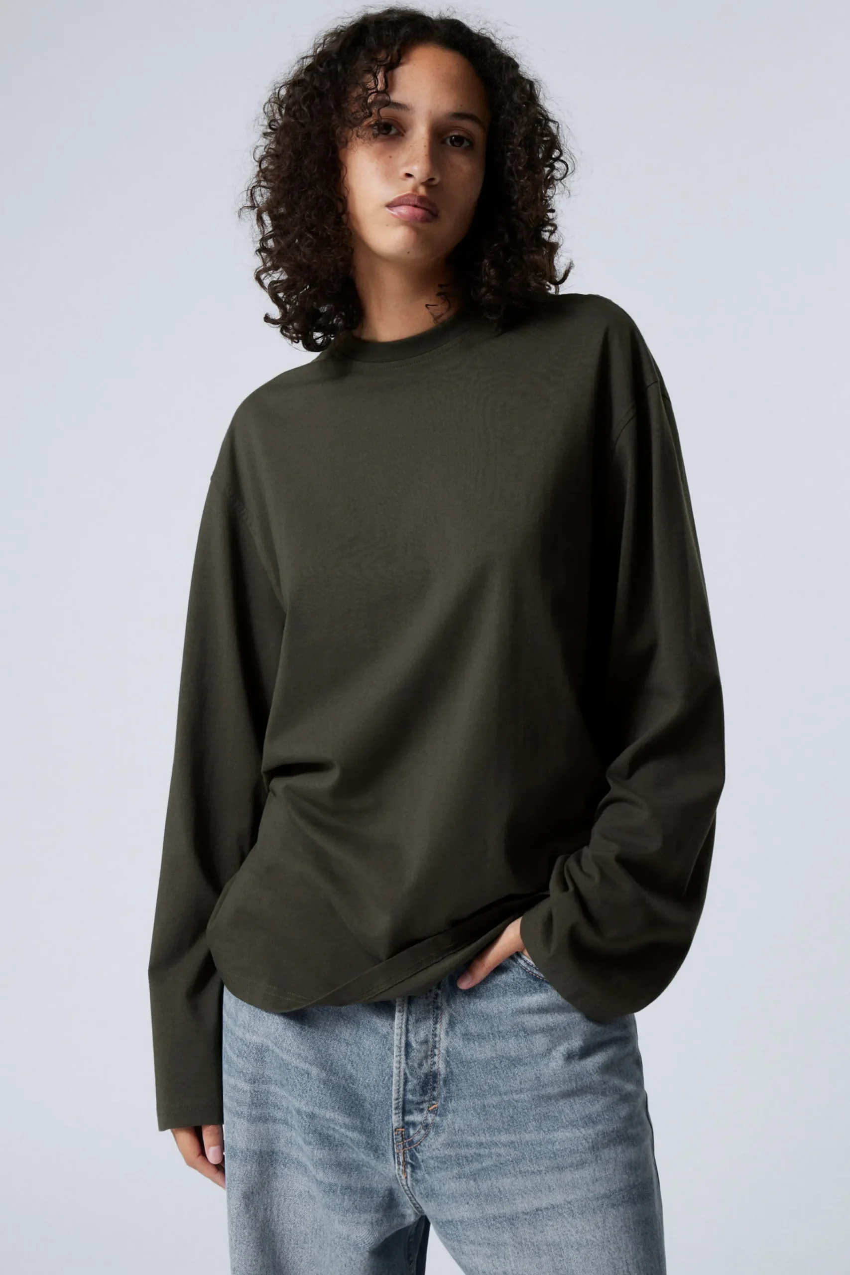 Weekday Basplagg | Toppar<EN OVERSIZED LÅNGÄRMAD T-SHIRT