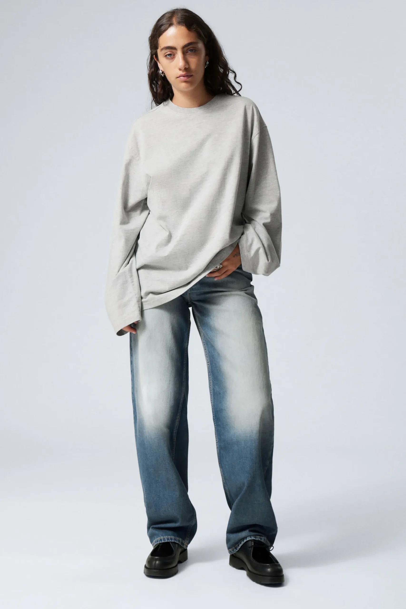Weekday Basplagg | Toppar<EN OVERSIZED LÅNGÄRMAD T-SHIRT