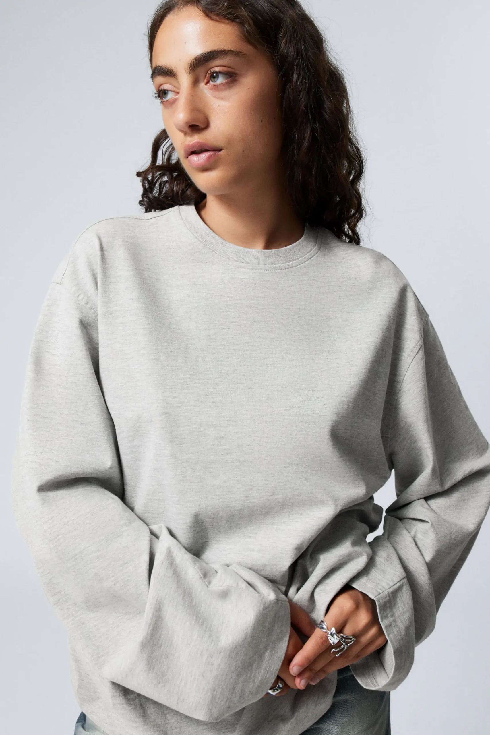 Weekday Basplagg | Toppar<EN OVERSIZED LÅNGÄRMAD T-SHIRT