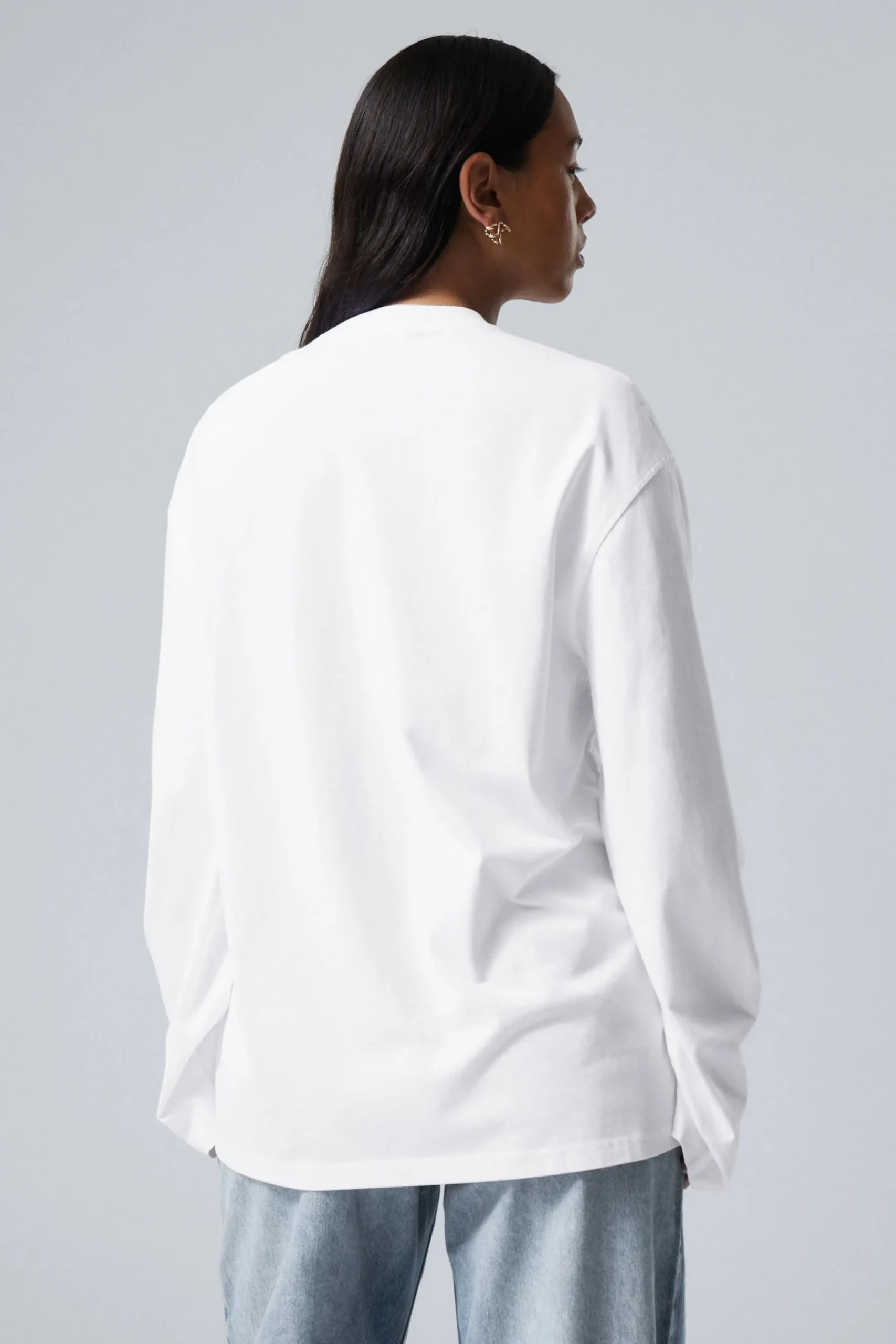 en_oversized_lngrmad_tshirt_3-3.webp Weekday Basplagg<EN OVERSIZED LÅNGÄRMAD T-SHIRT