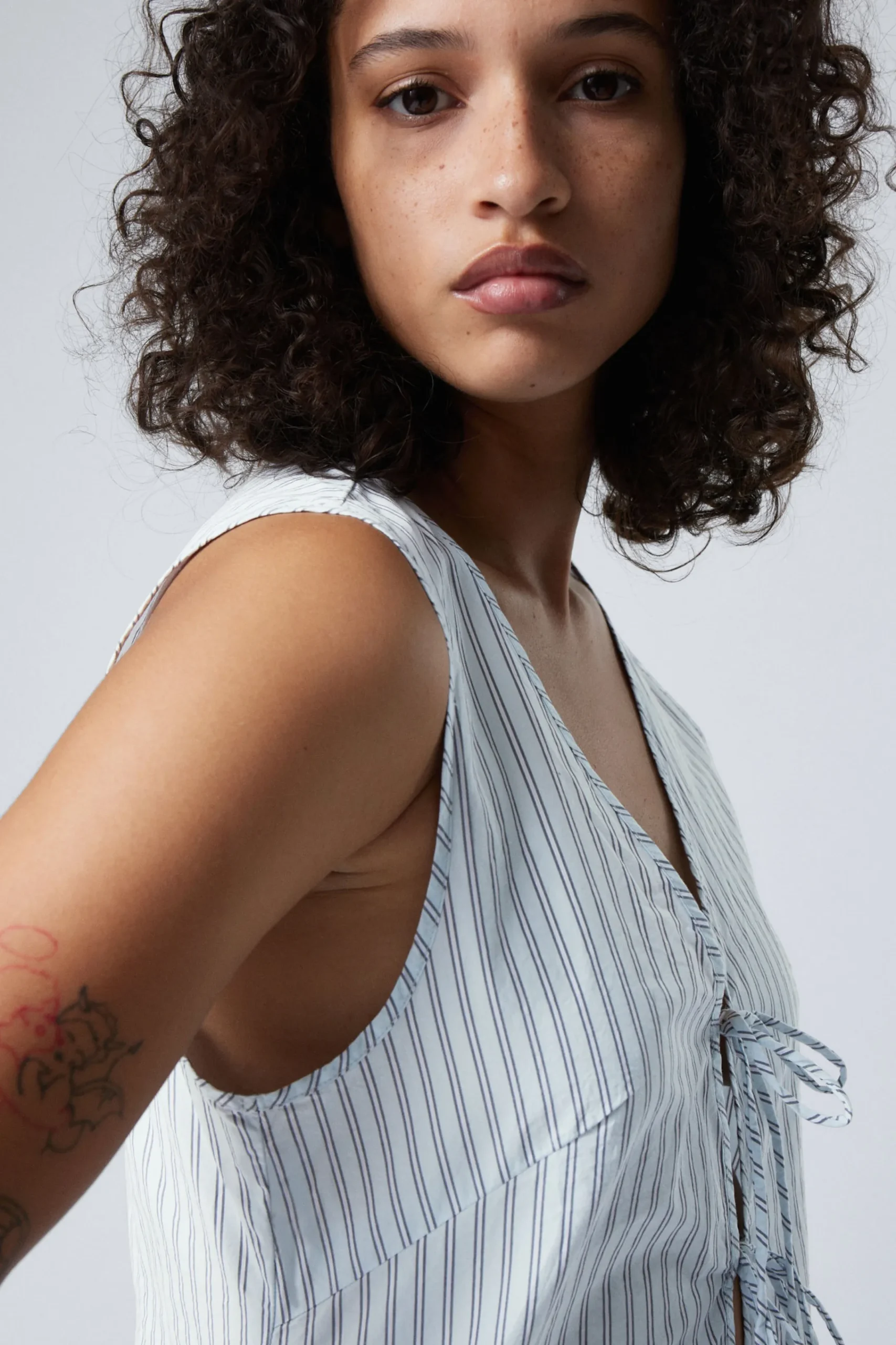 Weekday Blusar & Skjortor | Toppar<FIGURSYDD VÄST-TOPP