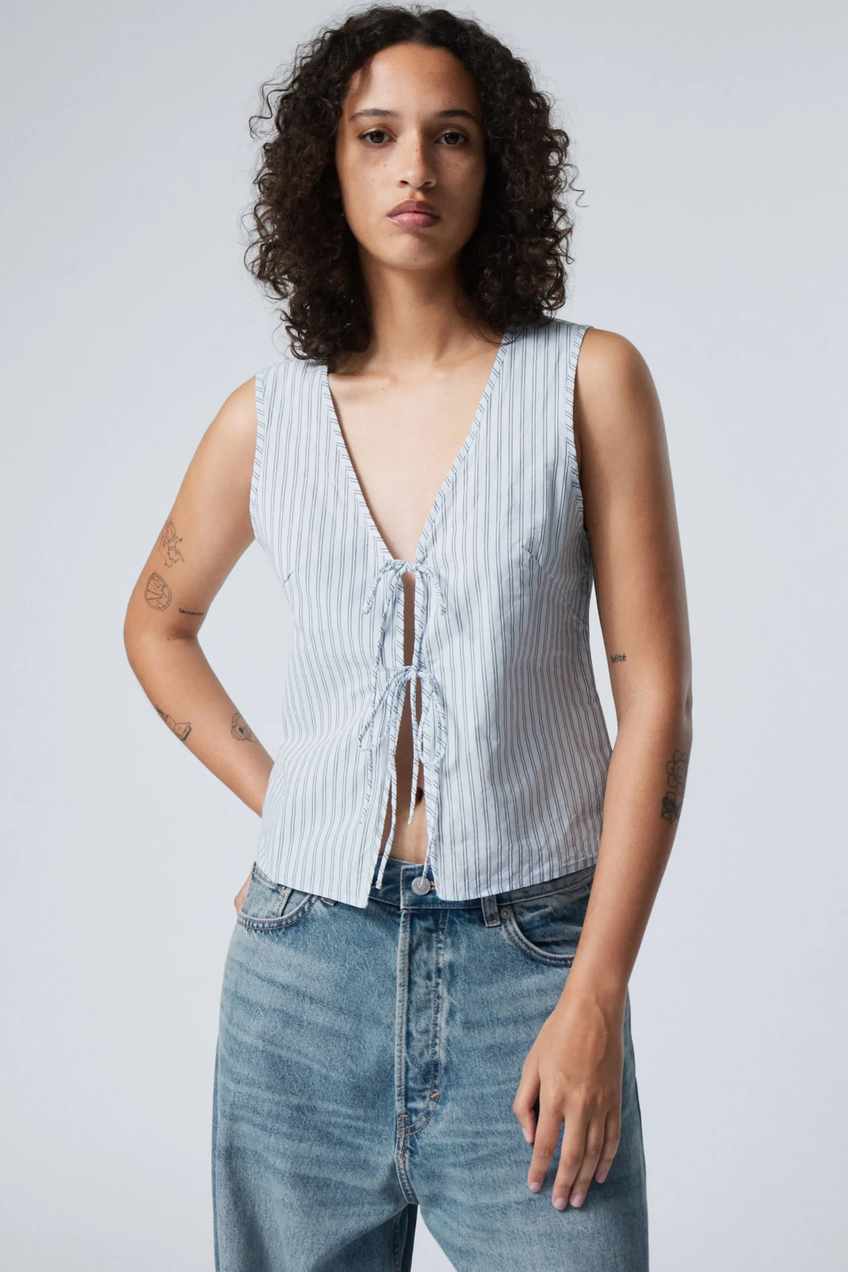 Weekday Blusar & Skjortor | Toppar<FIGURSYDD VÄST-TOPP