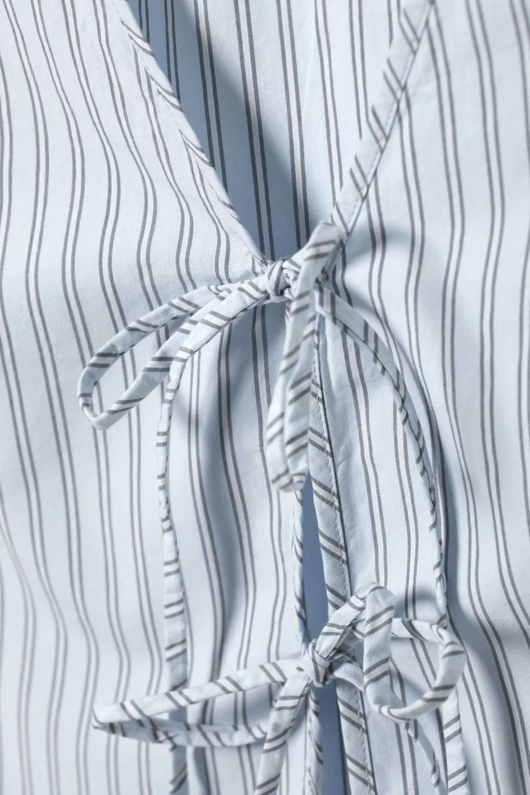 figursydd_vsttopp_4.webp Weekday Blusar & Skjortor | Toppar<FIGURSYDD VÄST-TOPP