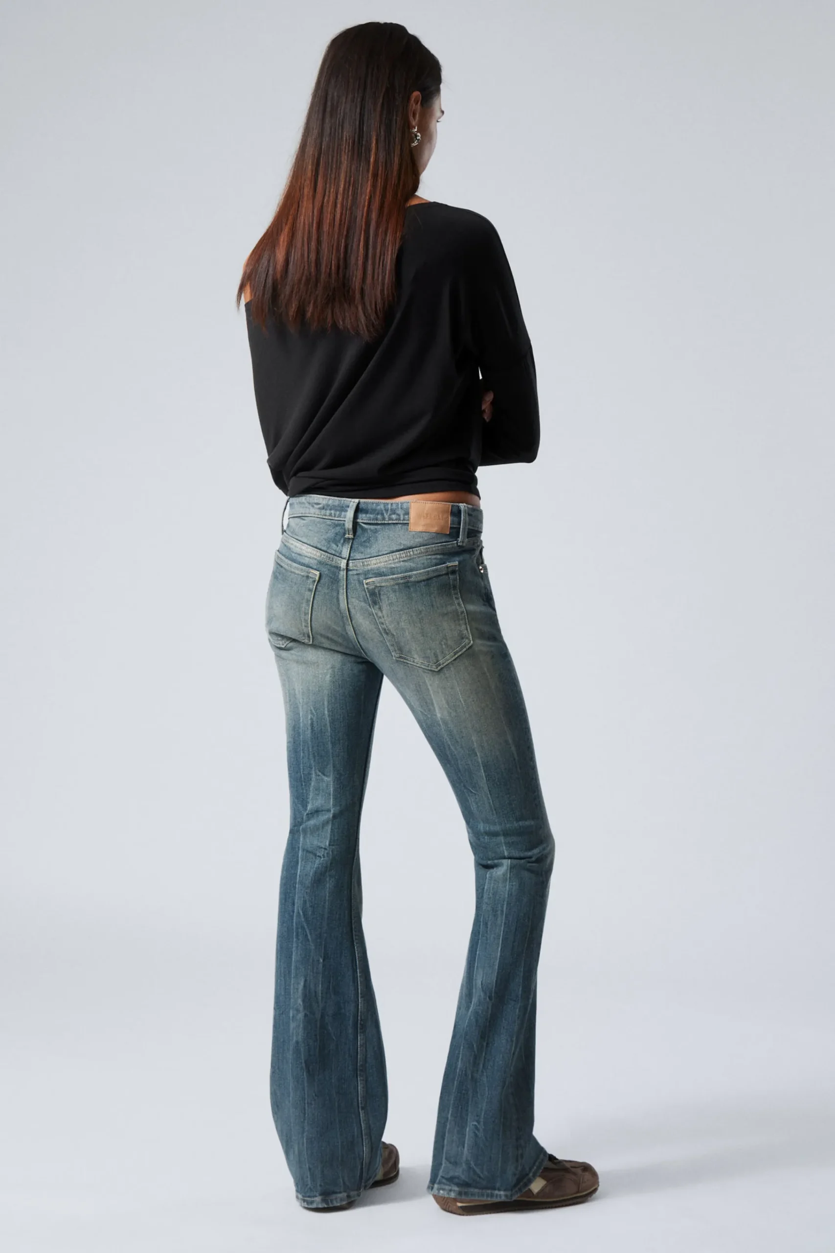 flame_low_waist_slim_flared_leg_jeans_3-1.webp Weekday Jeans<FLAME LOW WAIST SLIM FLARED LEG JEANS