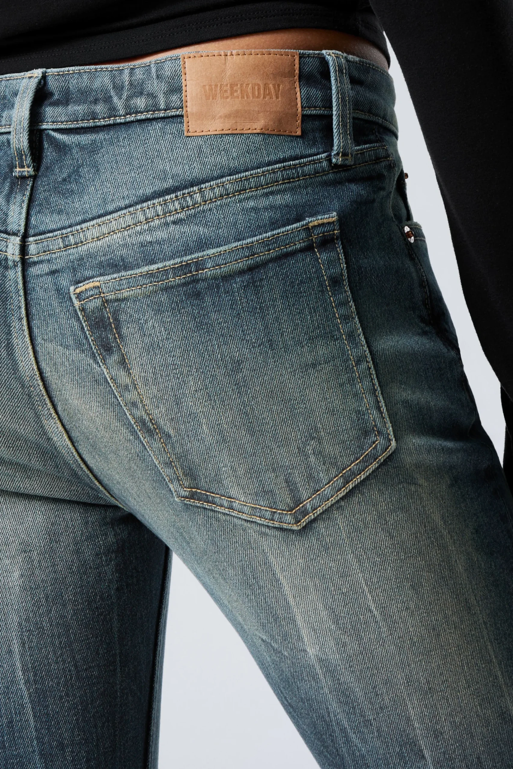 flame_low_waist_slim_flared_leg_jeans_4-1.webp Weekday Jeans<FLAME LOW WAIST SLIM FLARED LEG JEANS